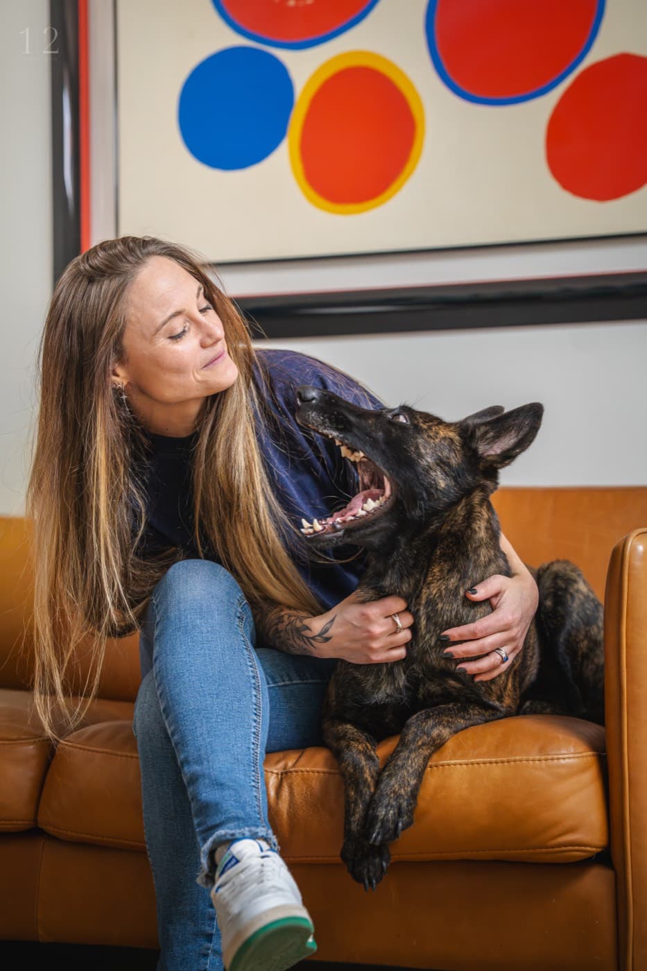 Solenne Legros chez elle, avec l'un de ses bergers
