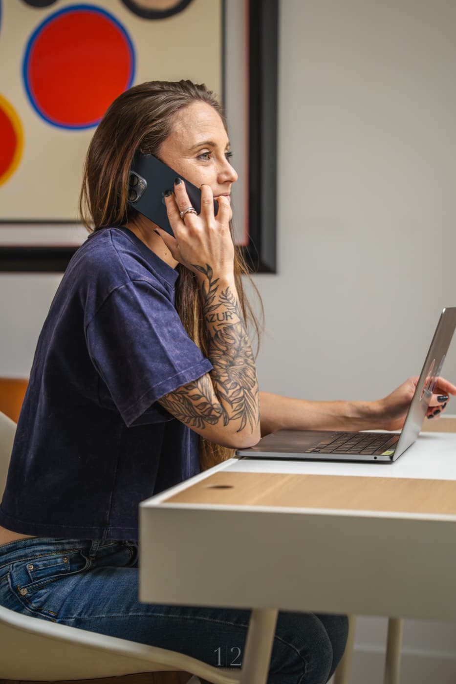 Solenne Legros à son bureau, au téléphone