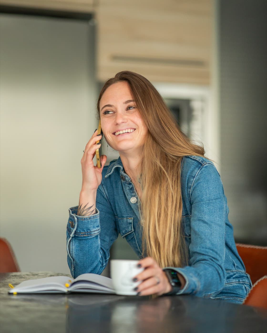 Solenne Legros au téléphone