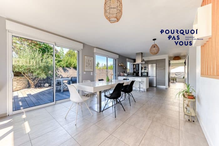Maison familiale avec piscine et garage à Genas