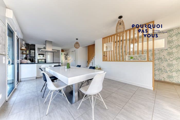 Maison familiale avec piscine et garage à Genas, photo 11
