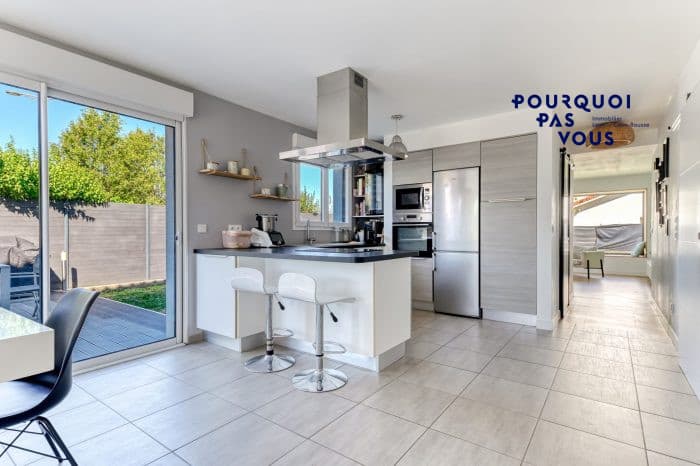 Maison familiale avec piscine et garage à Genas, photo 10