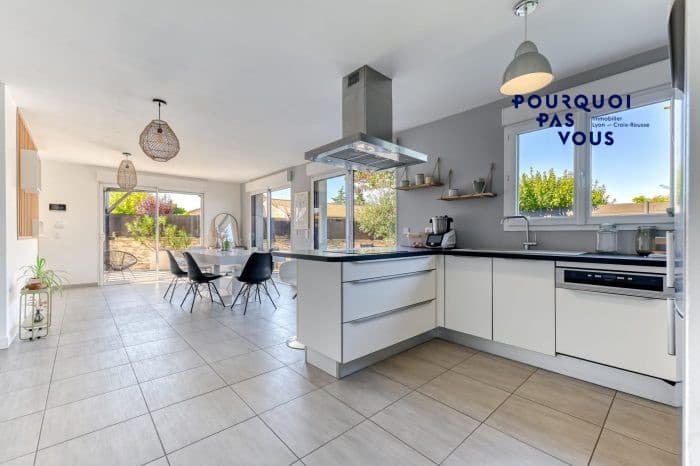 Maison familiale avec piscine et garage à Genas, photo 9
