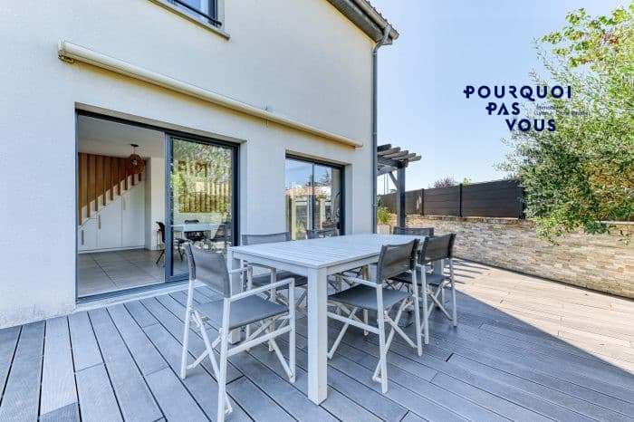 Maison familiale avec piscine et garage à Genas, photo 7