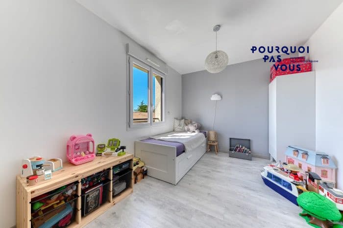 Maison familiale avec piscine et garage à Genas, photo 16