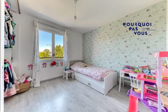 Maison familiale avec piscine et garage à Genas, photo 17