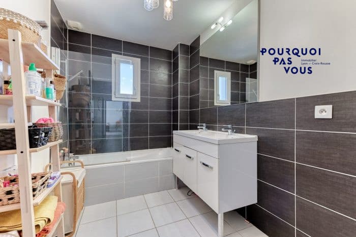 Maison familiale avec piscine et garage à Genas, photo 19