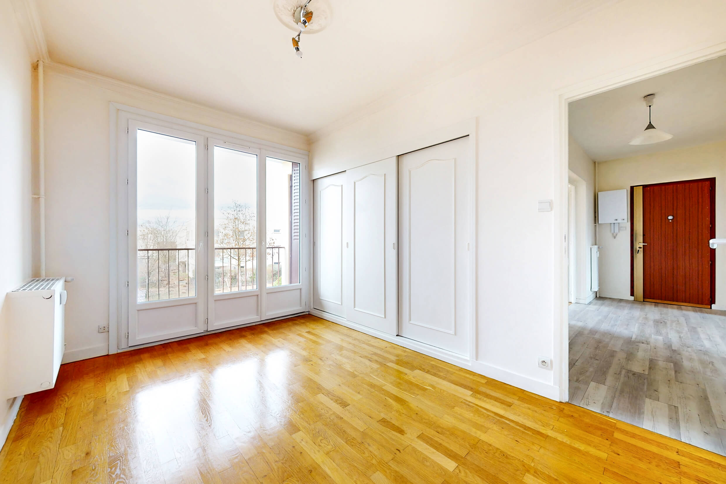 Chambre confortable avec accès direct au balcon – appartement de 76 m² en vente à Meyzieu, proche du centre
