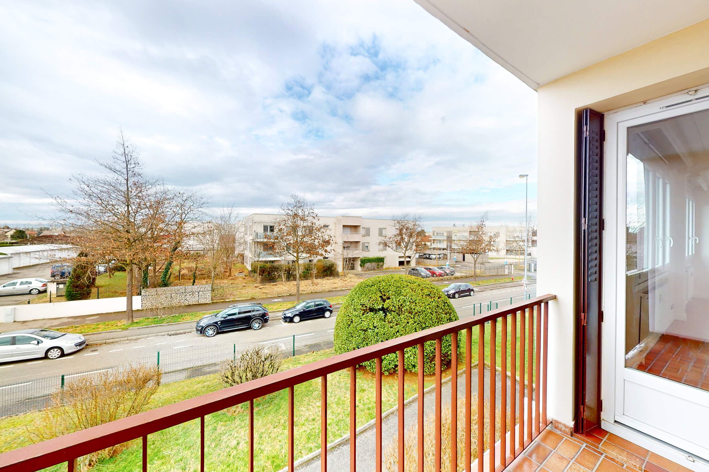 Balcon avec vue dégagée et sans vis-à-vis dans un appartement en vente à Meyzieu, à deux pas du centre