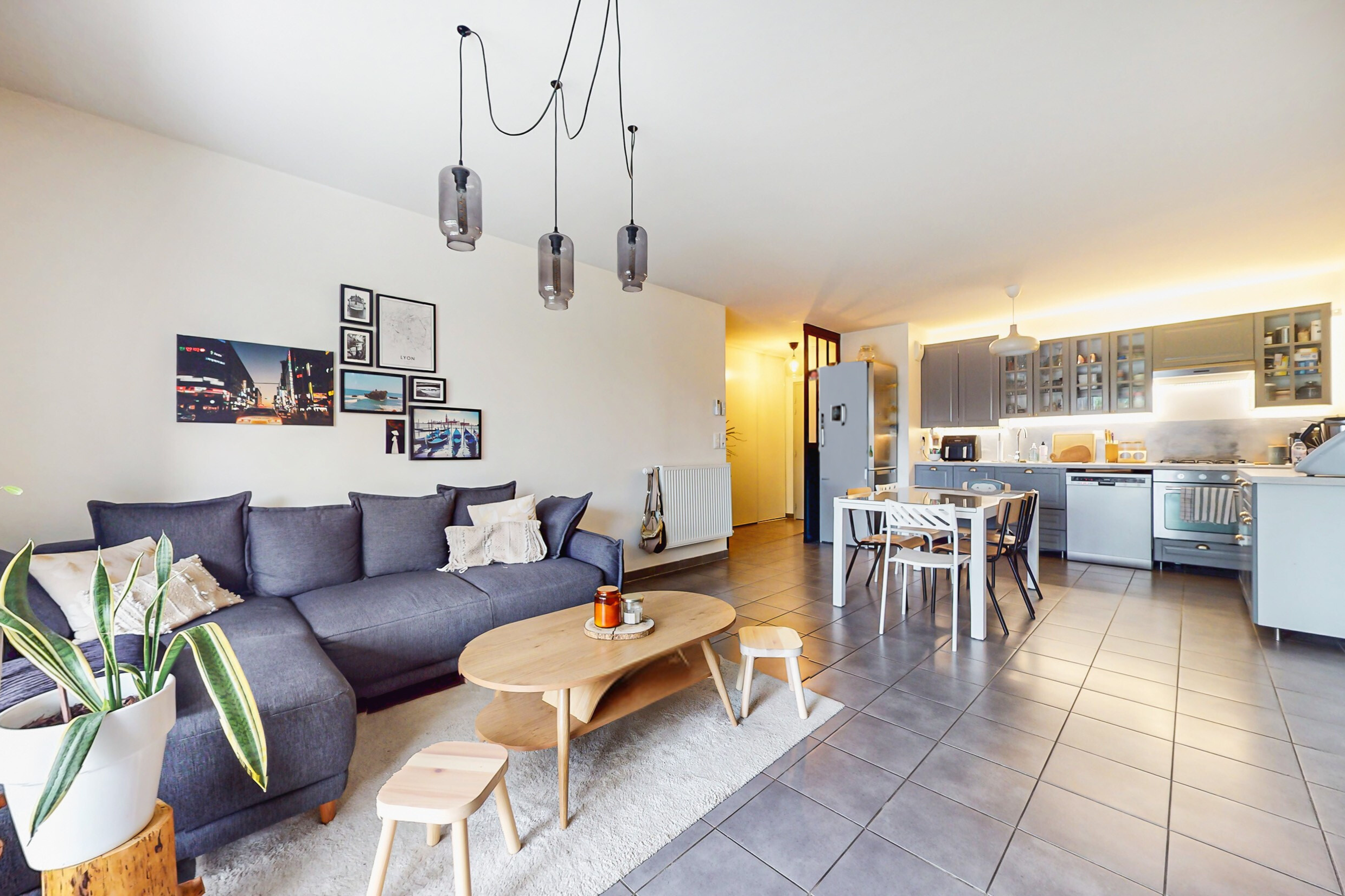 Salon moderne et lumineux dans un appartement en rez-de-jardin à Meyzieu