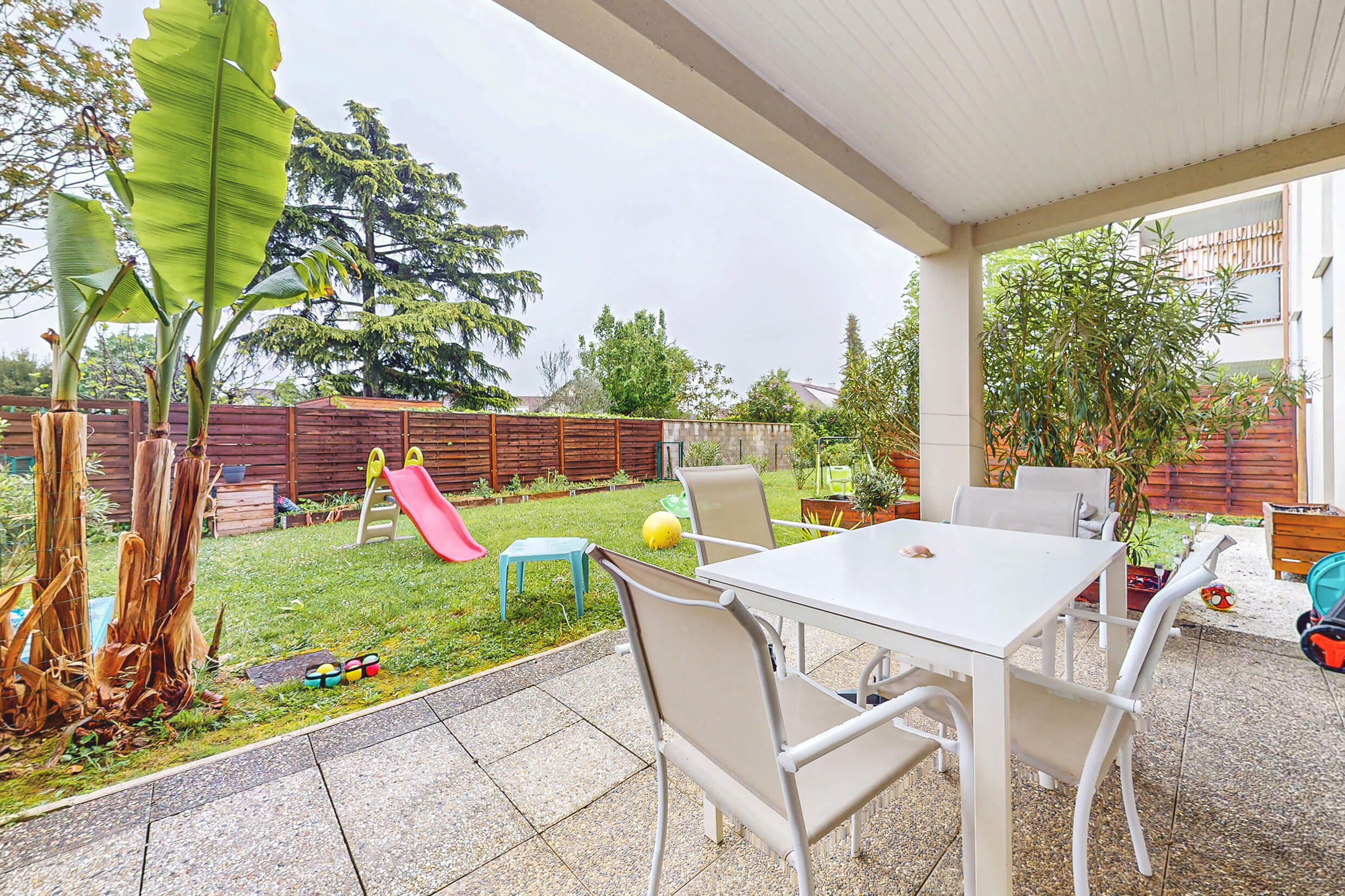 Terrasse de plain-pied avec vue complètement dégagée – appartement en vente à Meyzieu avec jardin de 140 m²