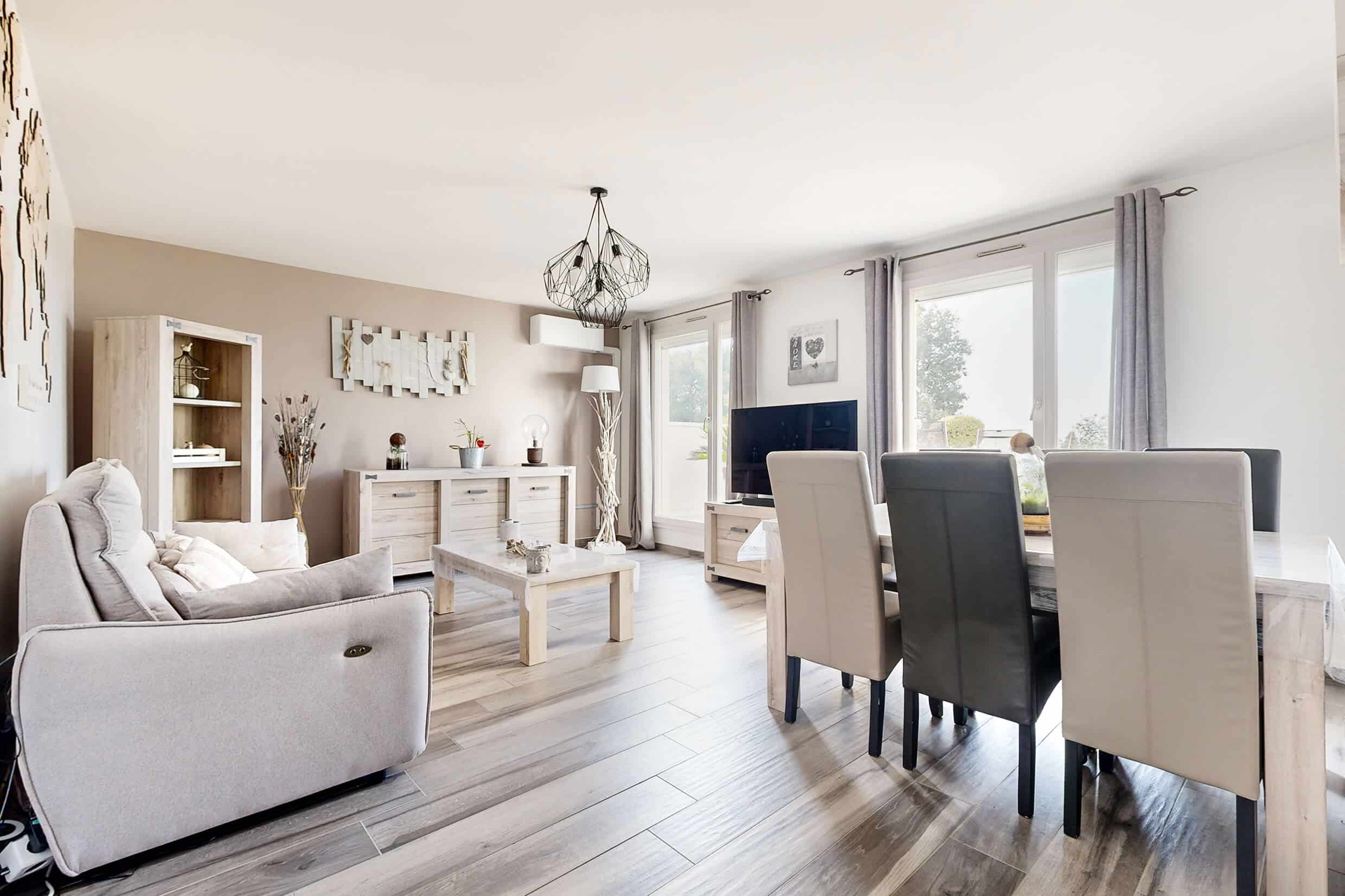 Salon spacieux et baigné de lumière dans un appartement vendu à Chassieu Le Haut