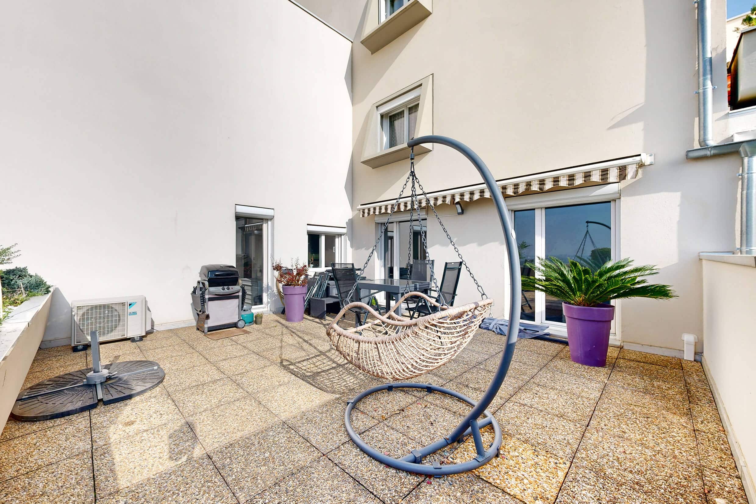 errasse de 30 m² côté appartement, offrant un espace de vie extérieur confortable à Chassieu Le Haut