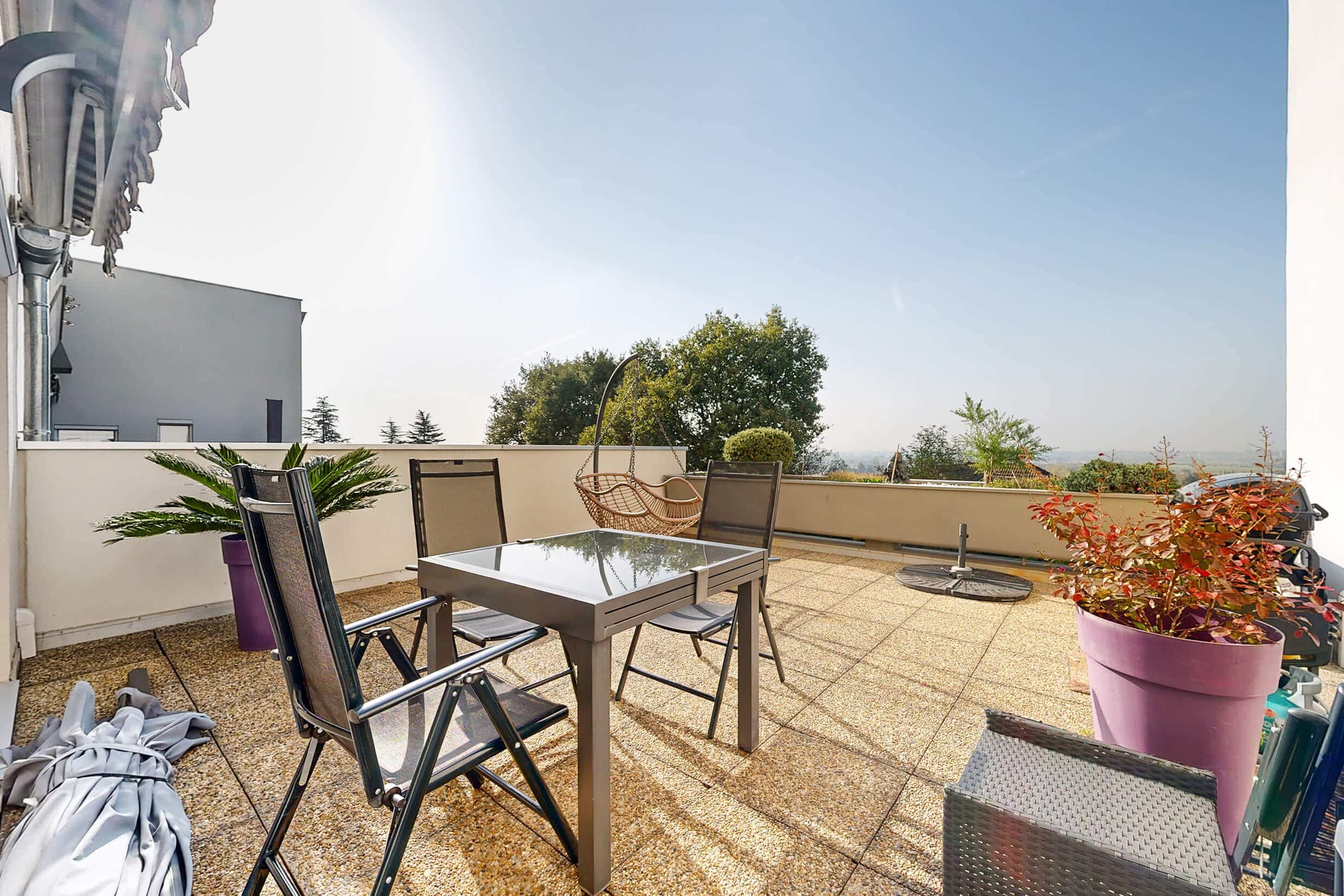 Vue exceptionnelle sur Lyon depuis la terrasse de 30 m² d’un appartement vendu à Chassieu Le Haut