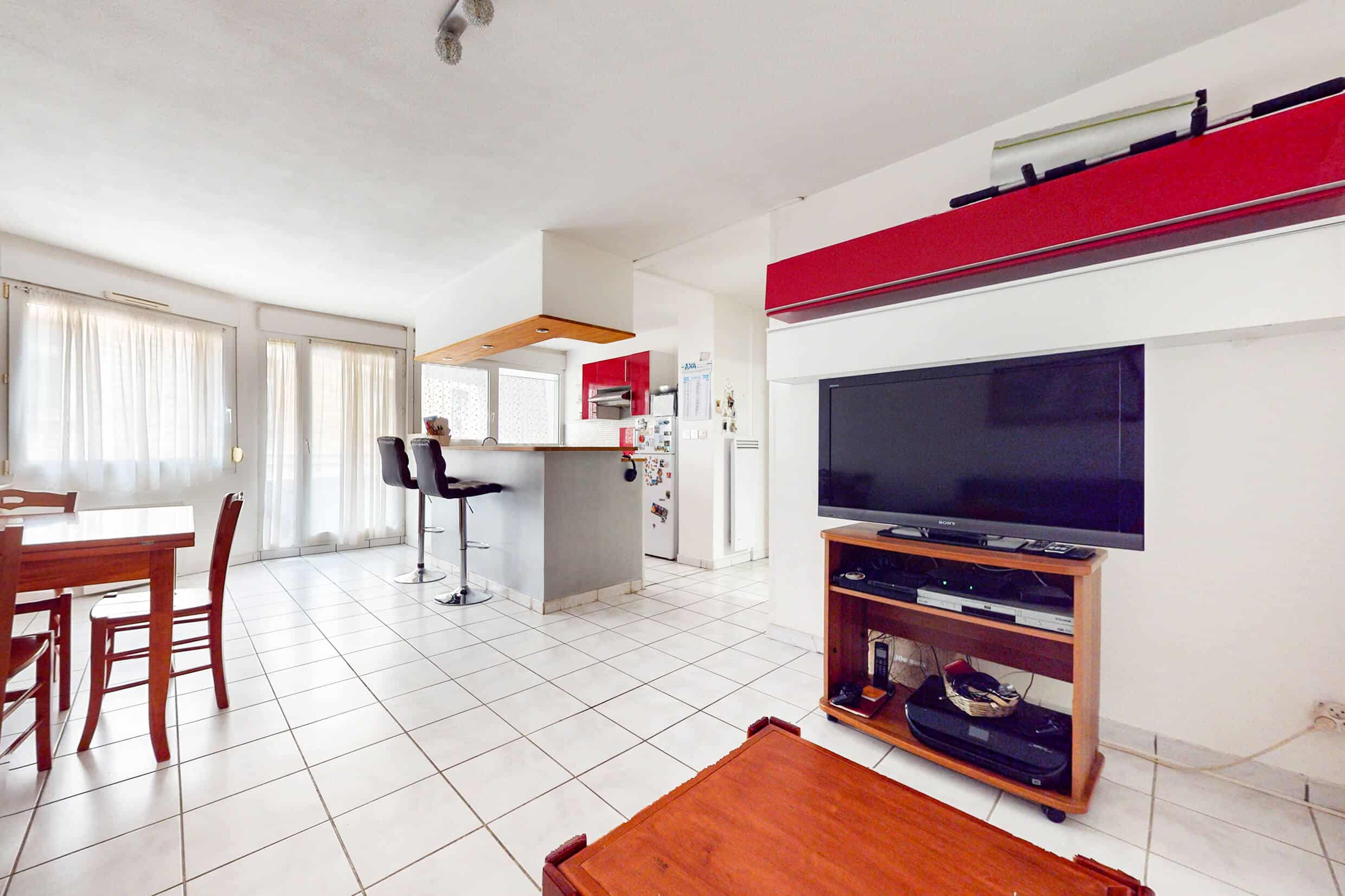 Pièce de vie avec cuisine ouverte dans un appartement vendu à Lyon 3e – secteur Montchat