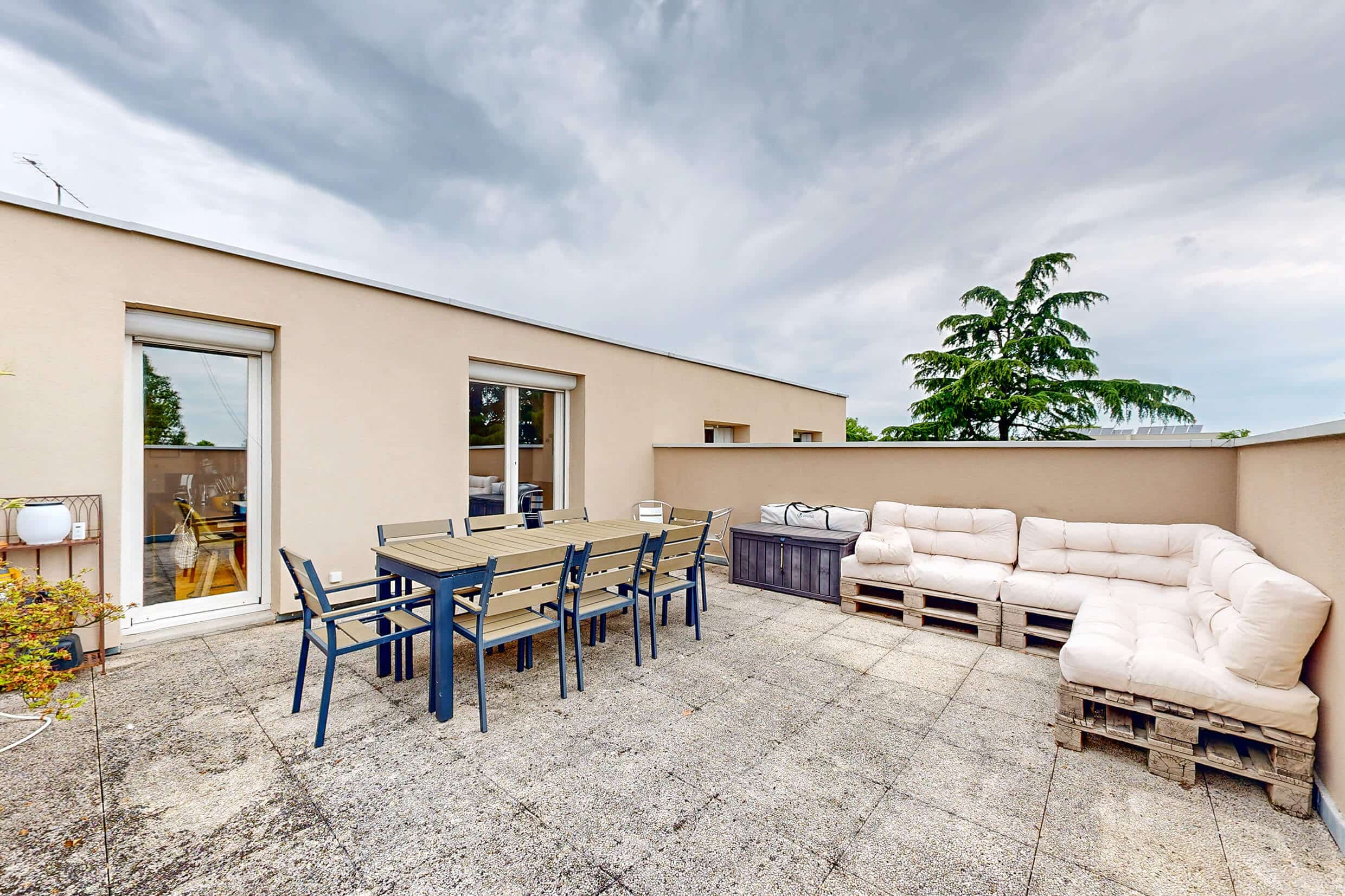 Grande terrasse extérieure d’un appartement vendu à Meyzieu – espace idéal pour profiter des beaux jours