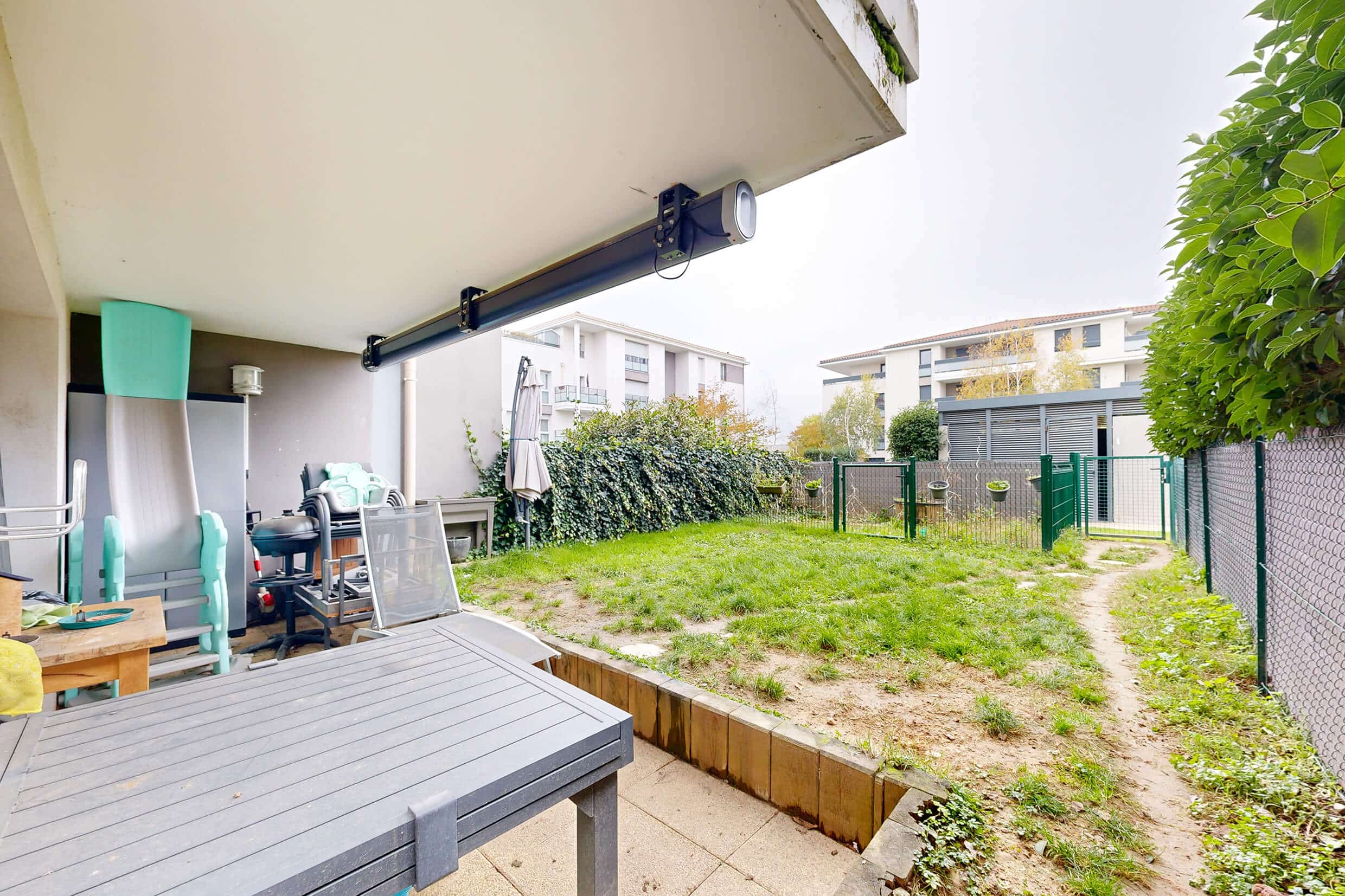 Terrasse avec jardin privatif dans un appartement vendu en rez-de-jardin à Meyzieu – espace idéal pour les beaux jours