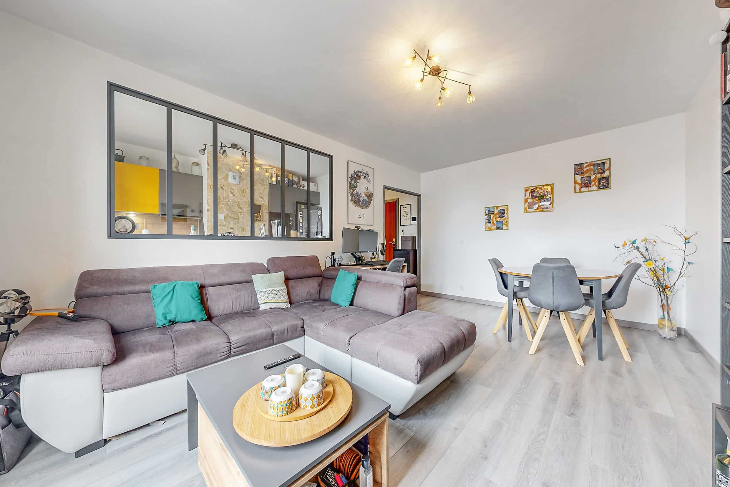 Salon lumineux avec verrière atelier sur la cuisine – appartement vendu à Meyzieu