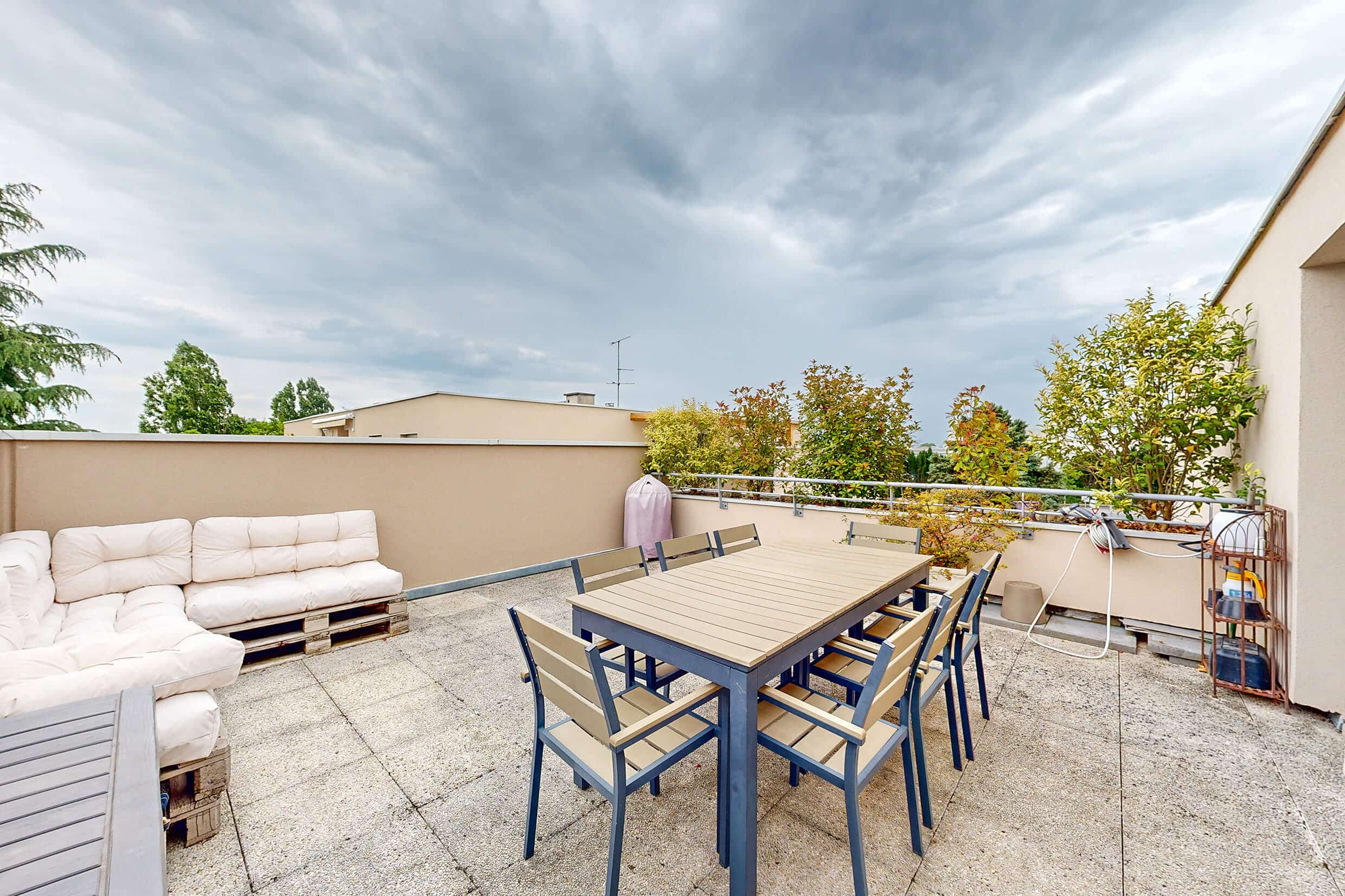 Vus depuis la terrasse de l’appartement vendu à Meyzieu – vue dégagée et espace extérieur optimisé