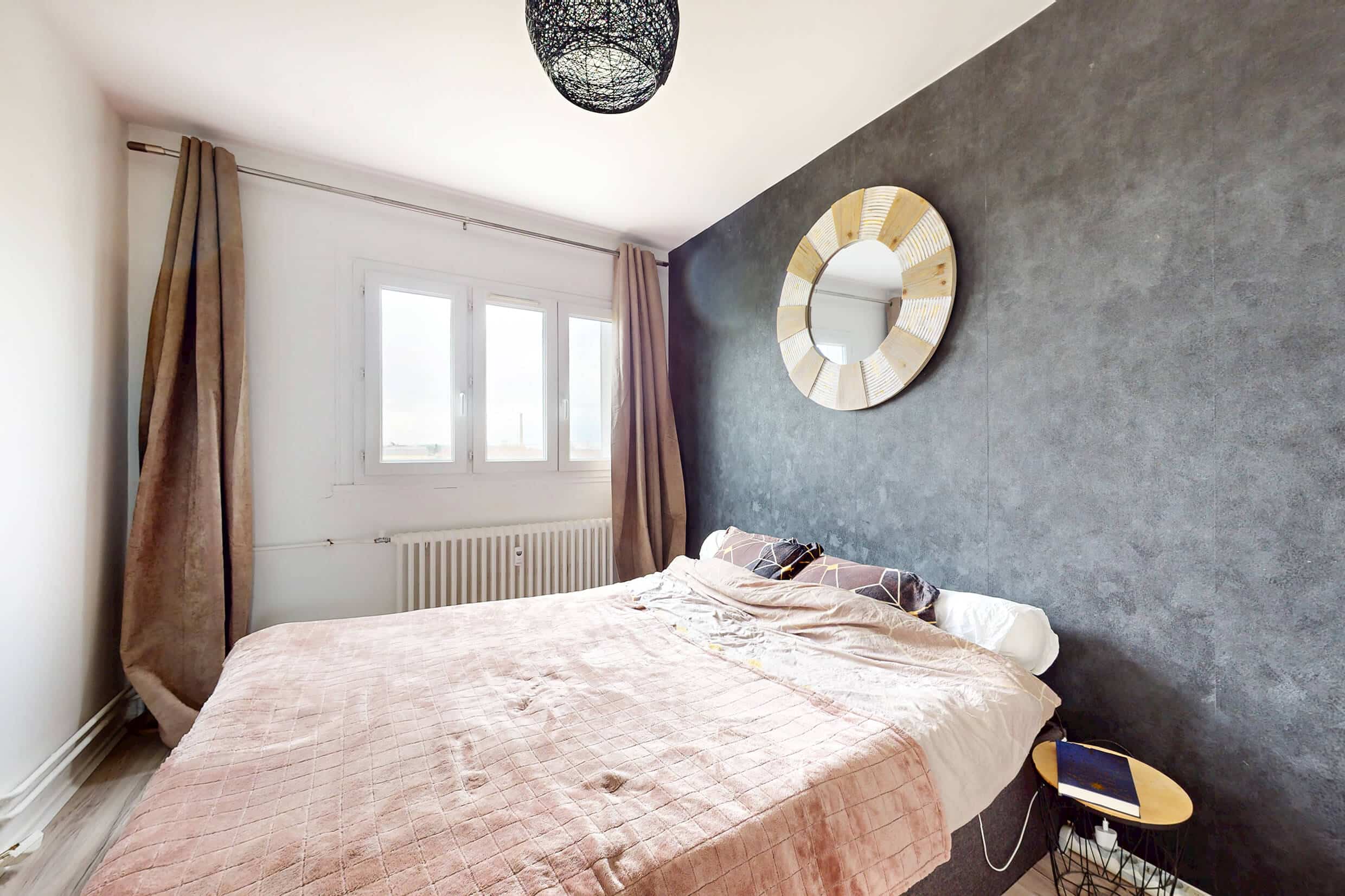 Chambre principale confortable et bien décorée dans un appartement en vente à Saint-Maurice-de-Beynost