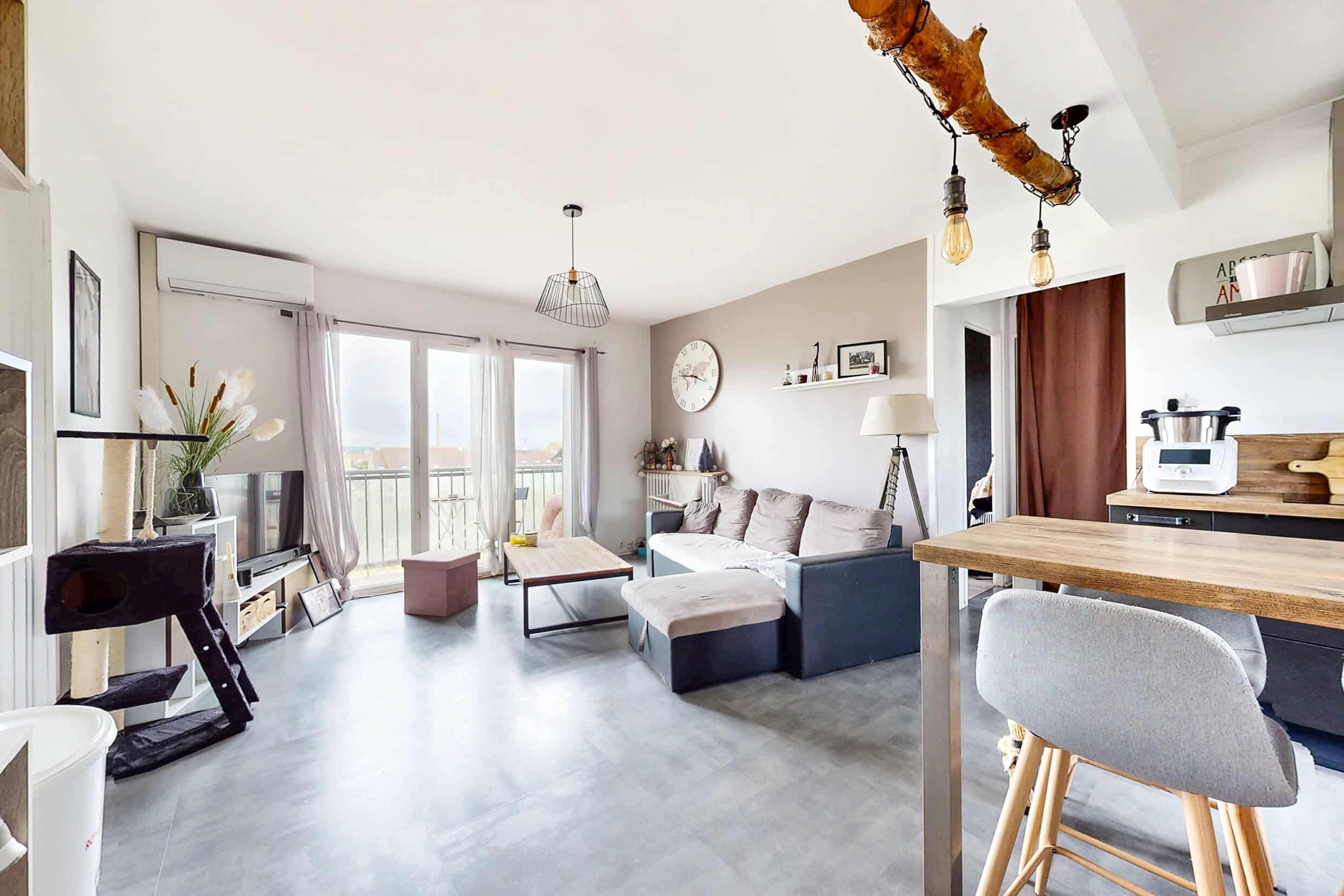 Salon lumineux avec accès balcon sans vis-à-vis – appartement rénové en vente à Saint-Maurice-de-Beynost