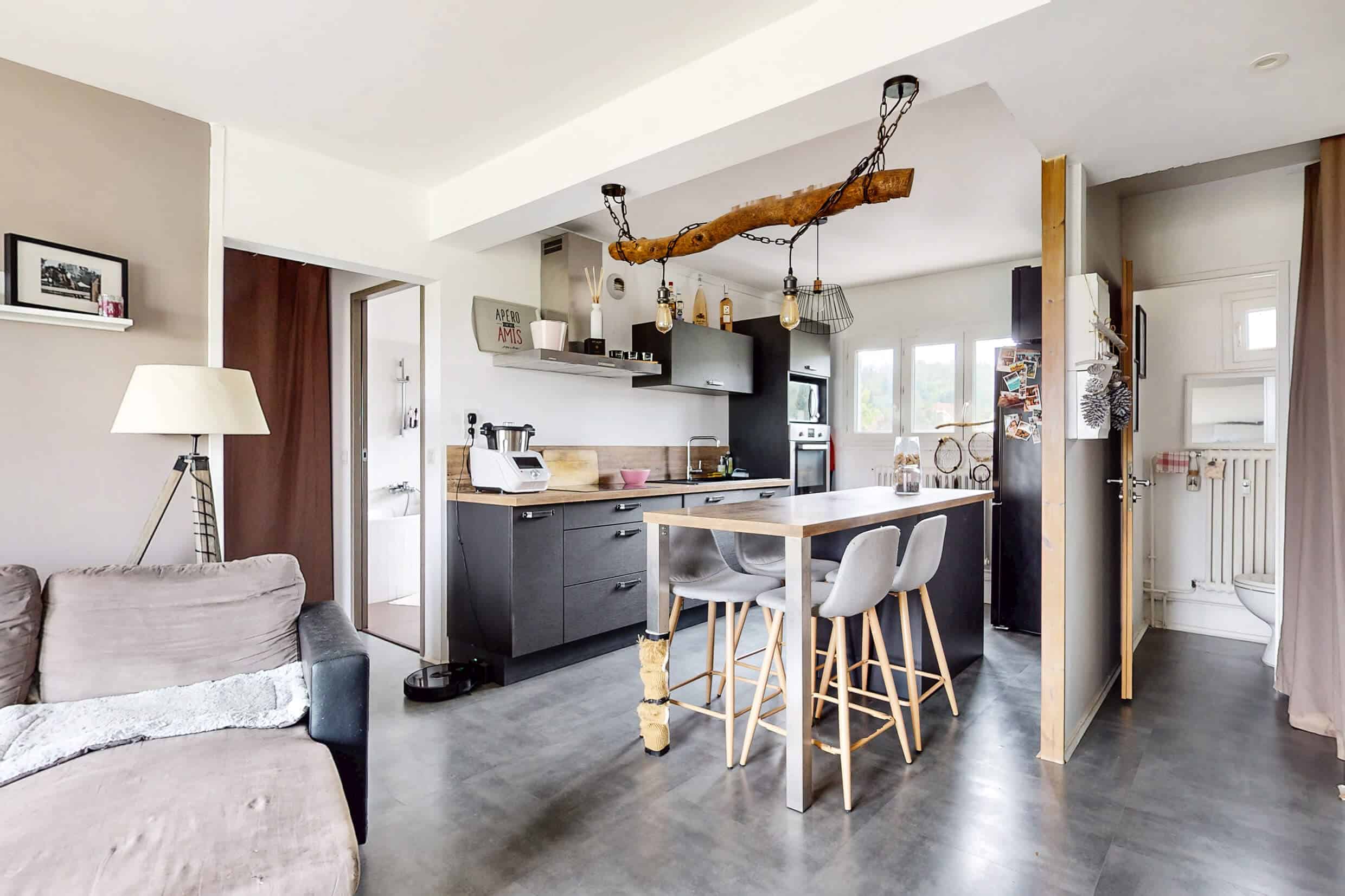 Cuisine ouverte et moderne visible depuis le salon – appartement en vente à Saint-Maurice-de-Beynost