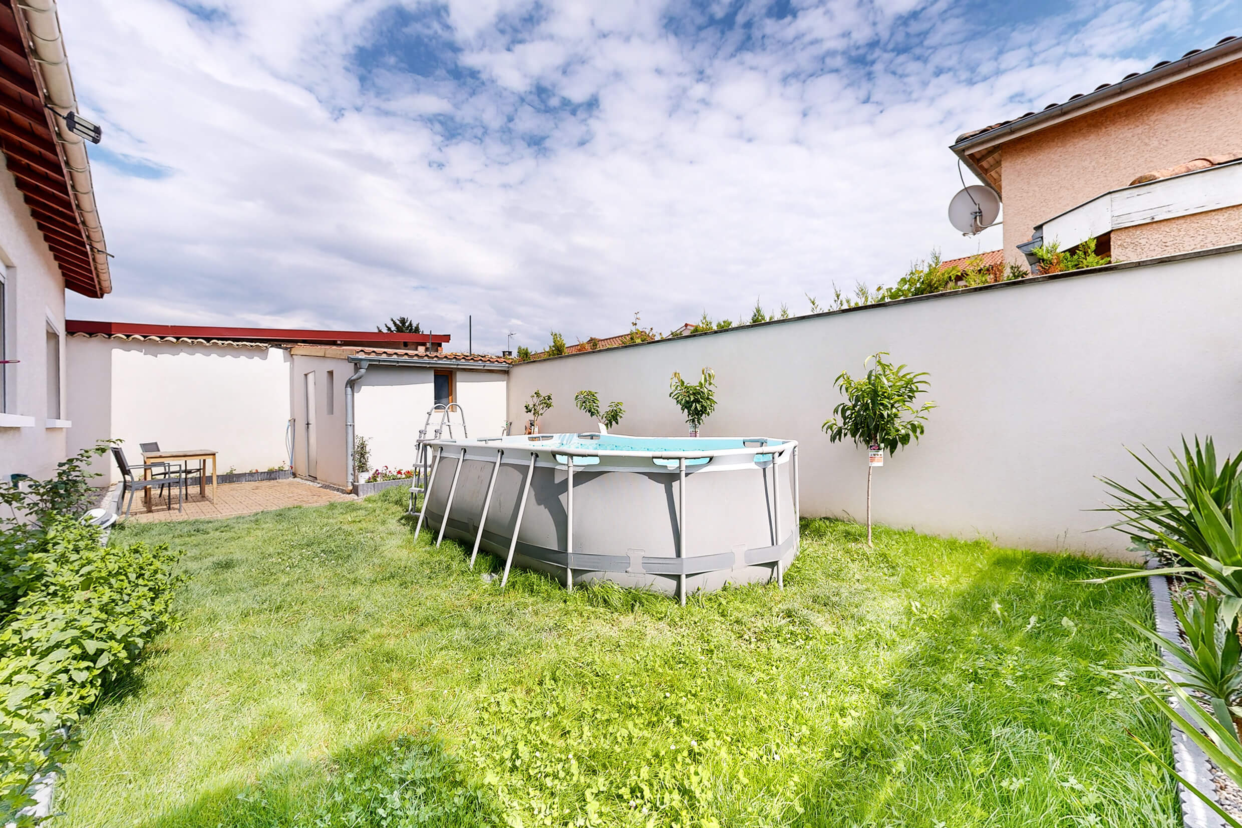 Jardin arboré et clos avec coin terrasse – maison à vendre à Vaulx-en-Velin secteur Village, proche du Grand Parc