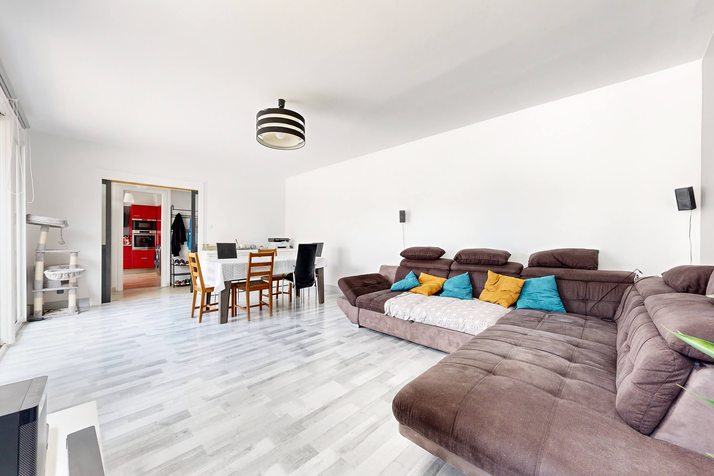 Salon lumineux avec vue sur la cuisine semi-ouverte – maison en très bon état à vendre à Vaulx-en-Velin secteur Village