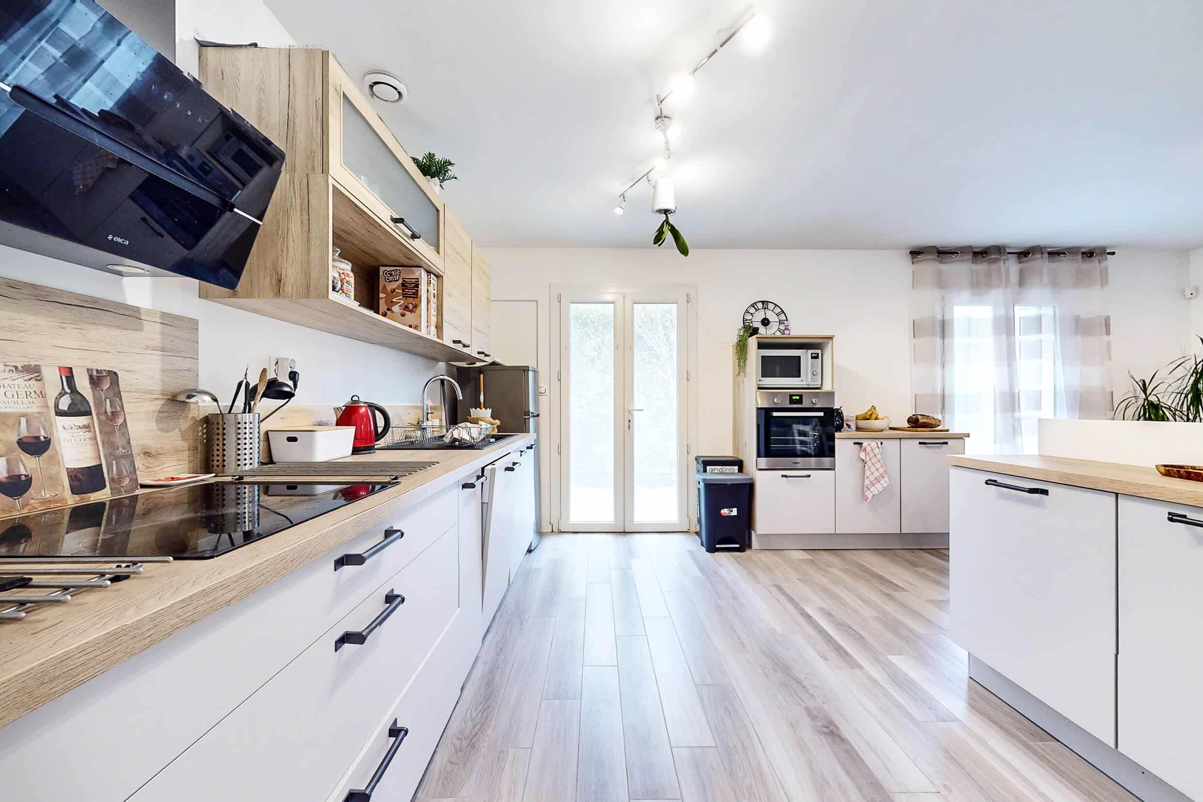 Cuisine aménagée de la maison vendue à Mions, transaction accompagnée par Solenne Legros