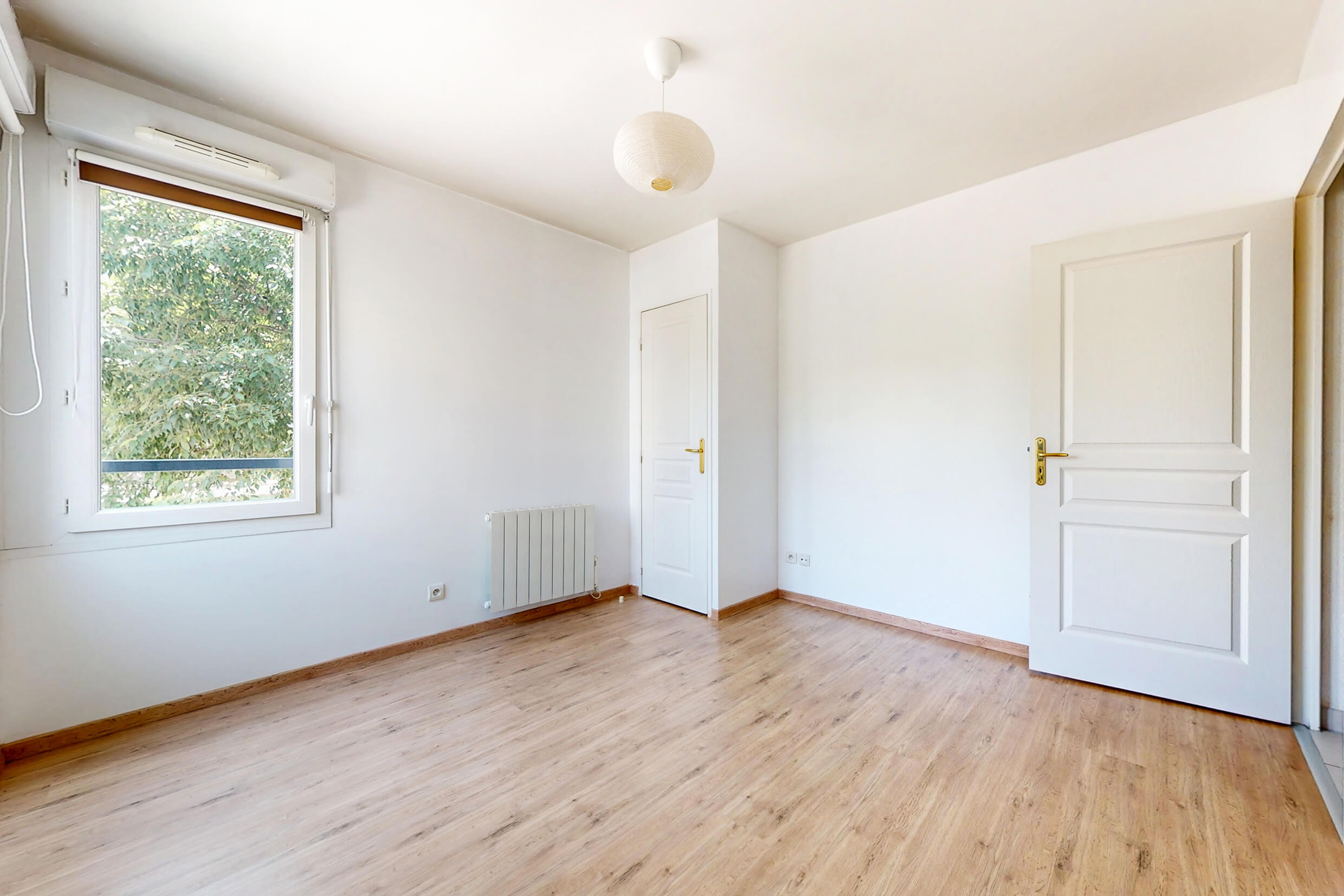 Chambre lumineuse dans un appartement T2 à Meyzieu, avec grande fenêtre