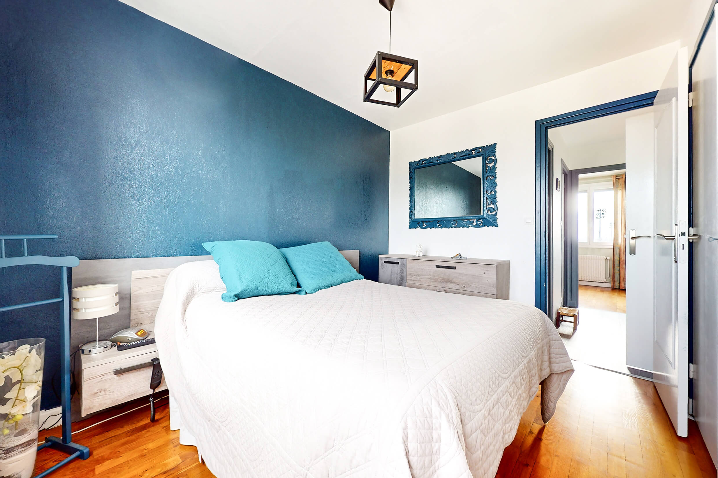 Chambre avec parquet en bon état dans un appartement de 71 m² à Bron