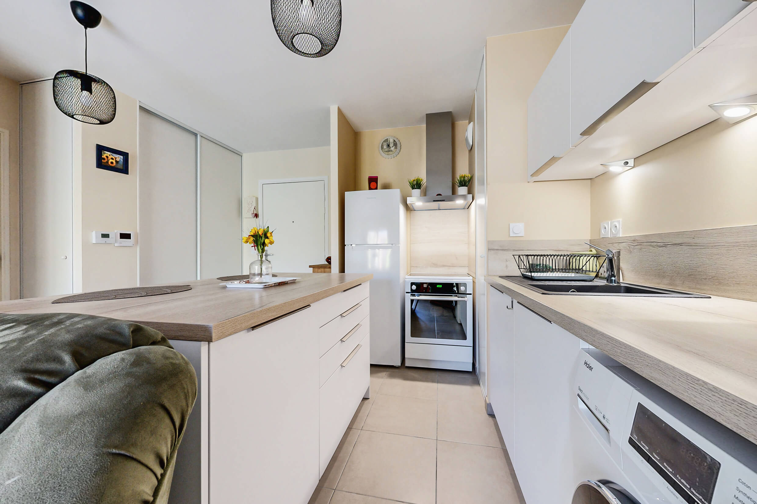Cuisine équipée moderne dans un appartement T2 à Chassieu, résidence récente de 2021