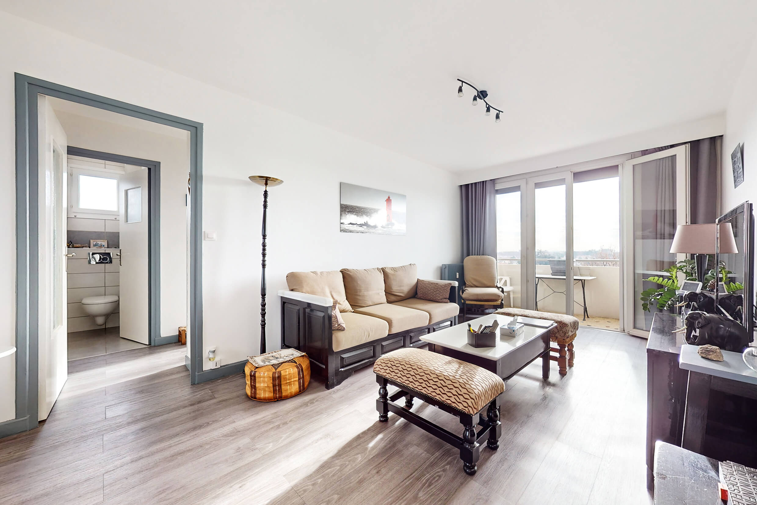 Salon lumineux avec balcon et vue dégagée dans un appartement de 71 m² à Bron