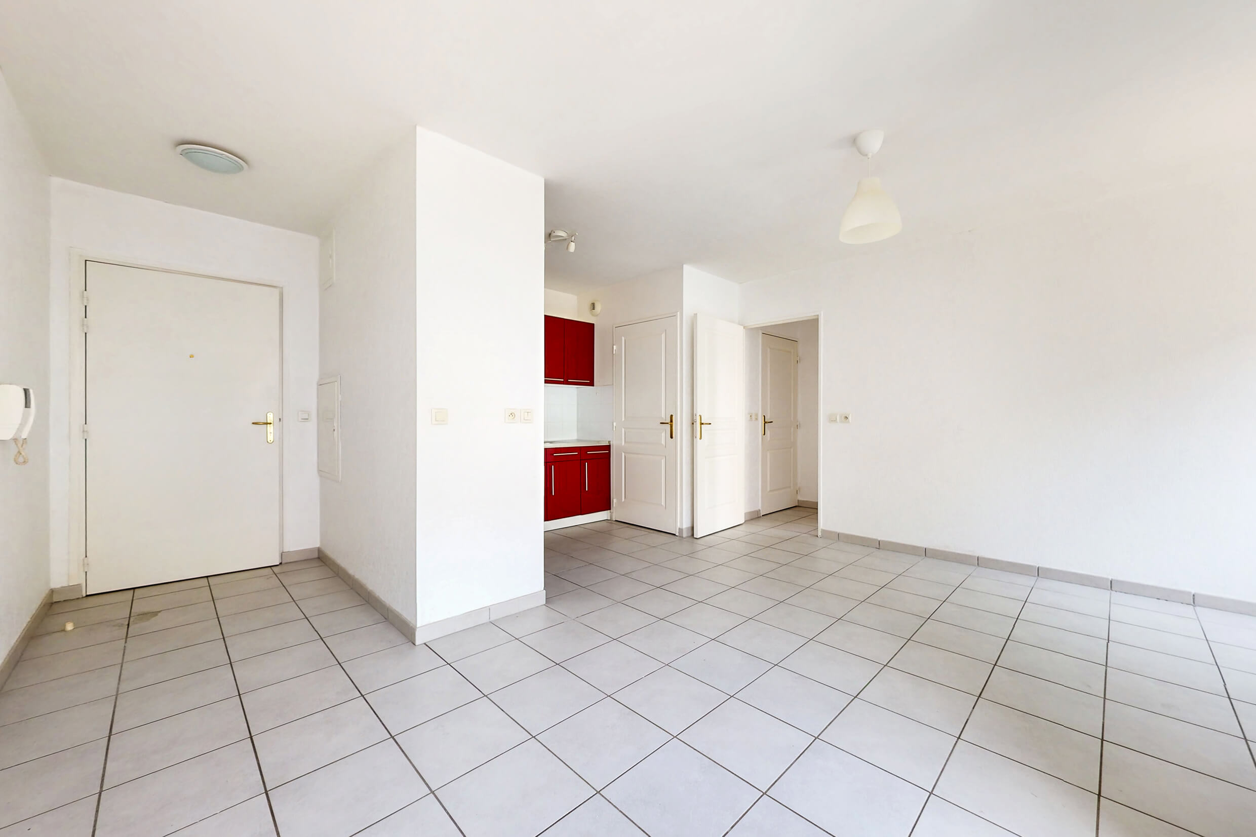 Salon avec cuisine ouverte dans un appartement T2 à Meyzieu