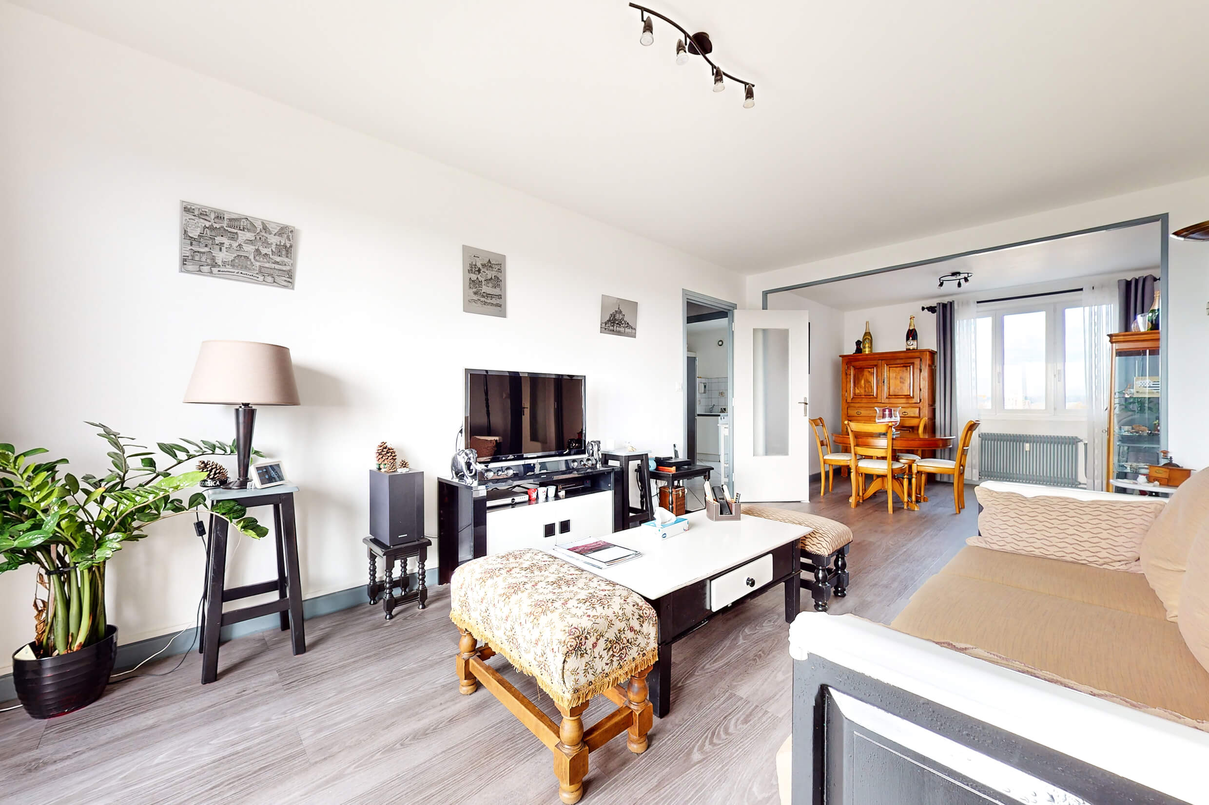 Salon traversant avec lumière naturelle dans un appartement de 71 m² à Bron