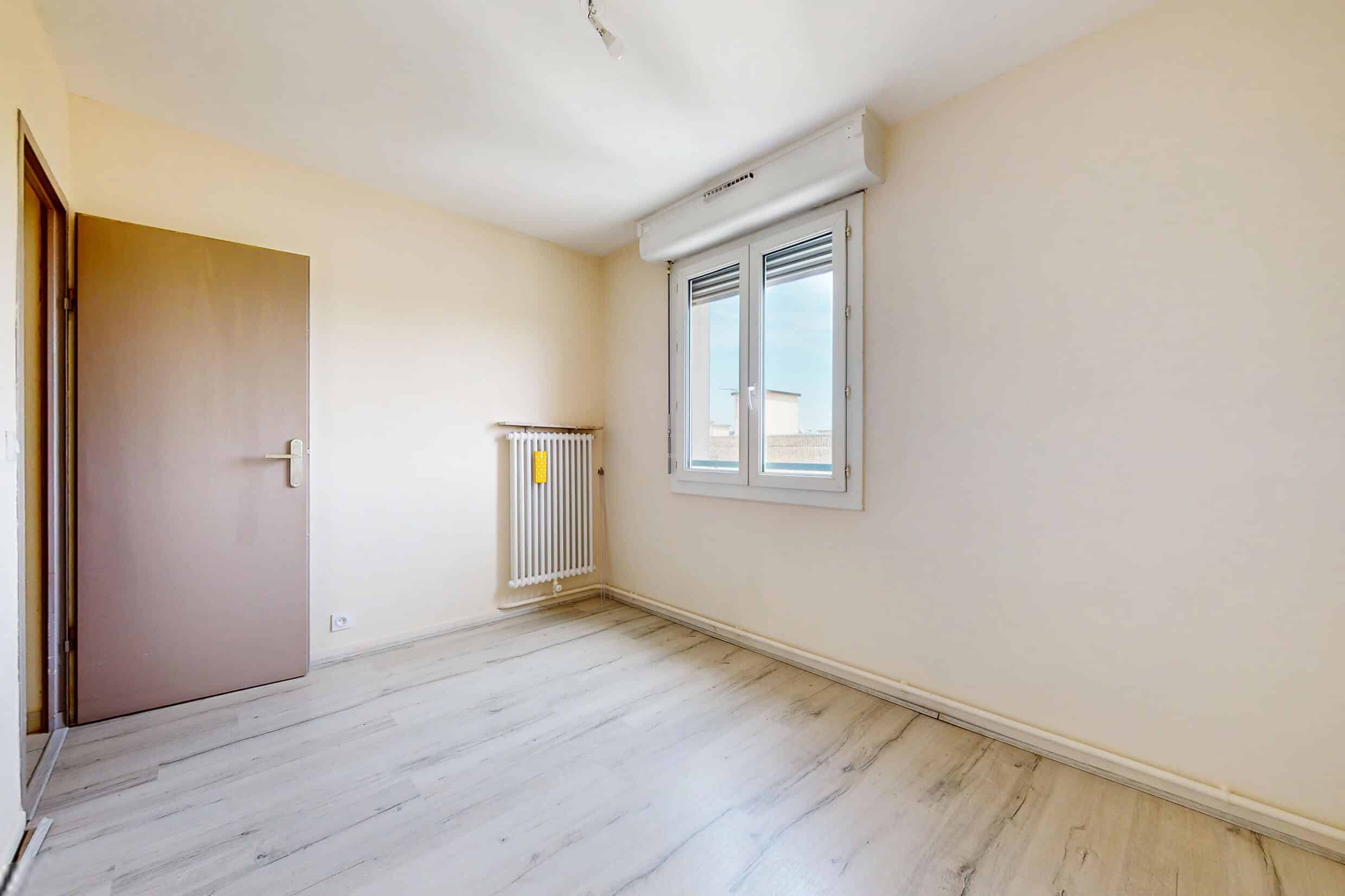 Belle chambre lumineuse dans un appartement au 4e étage à Meyzieu