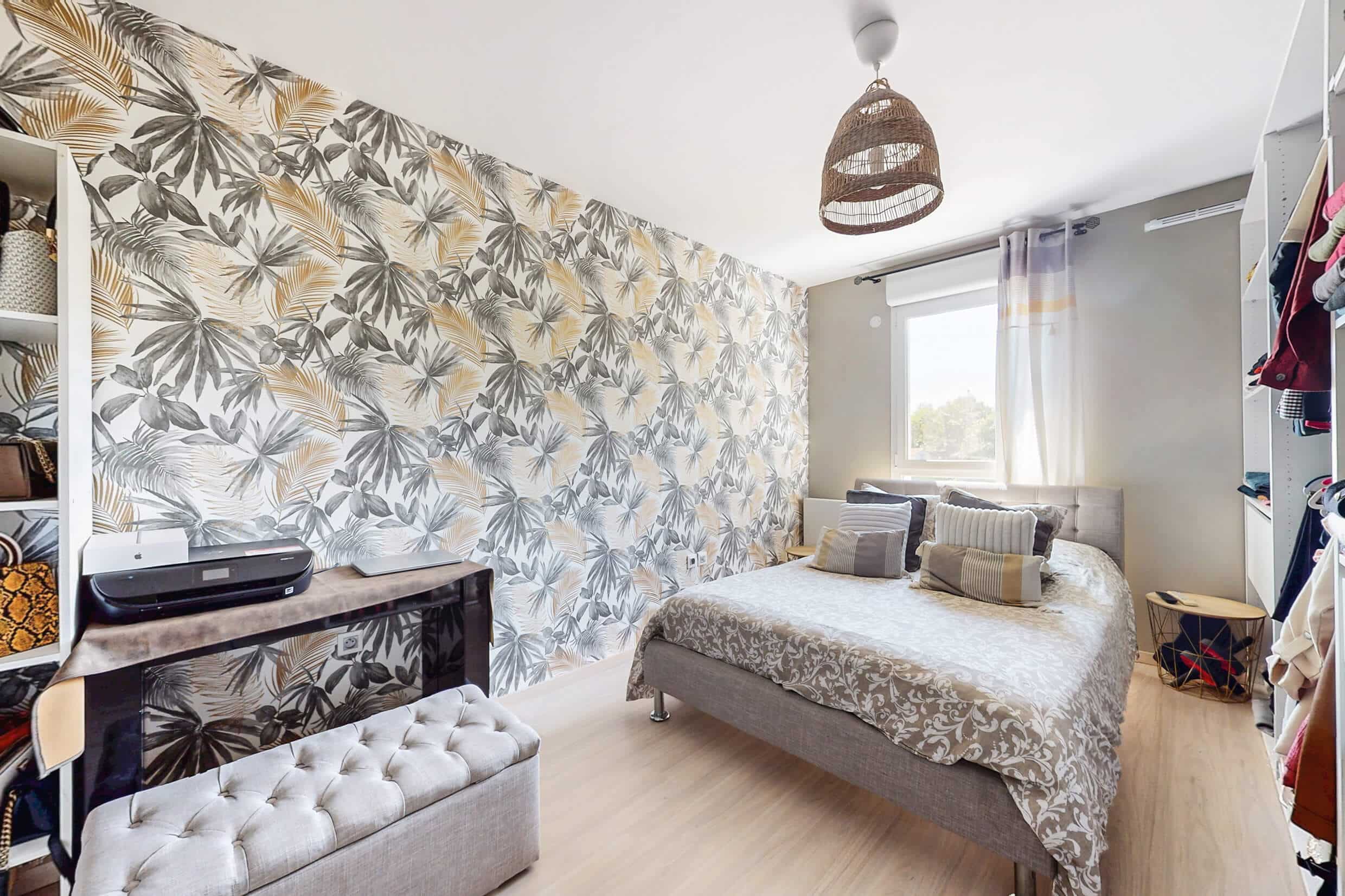 Grande chambre parentale lumineuse avec une décoration soignée