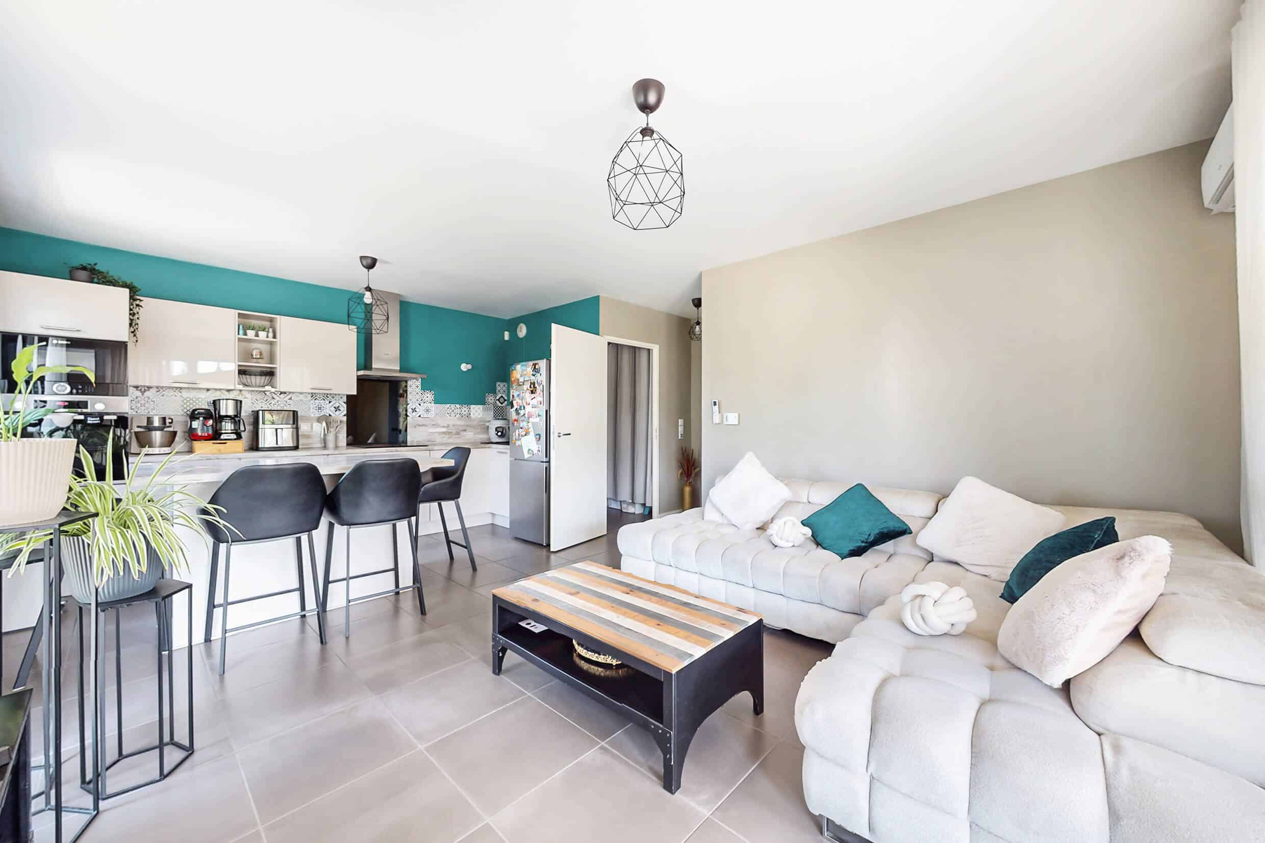 Salon lumineux avec cuisine ouverte moderne et entièrement équipée dans un appartement T4 récent