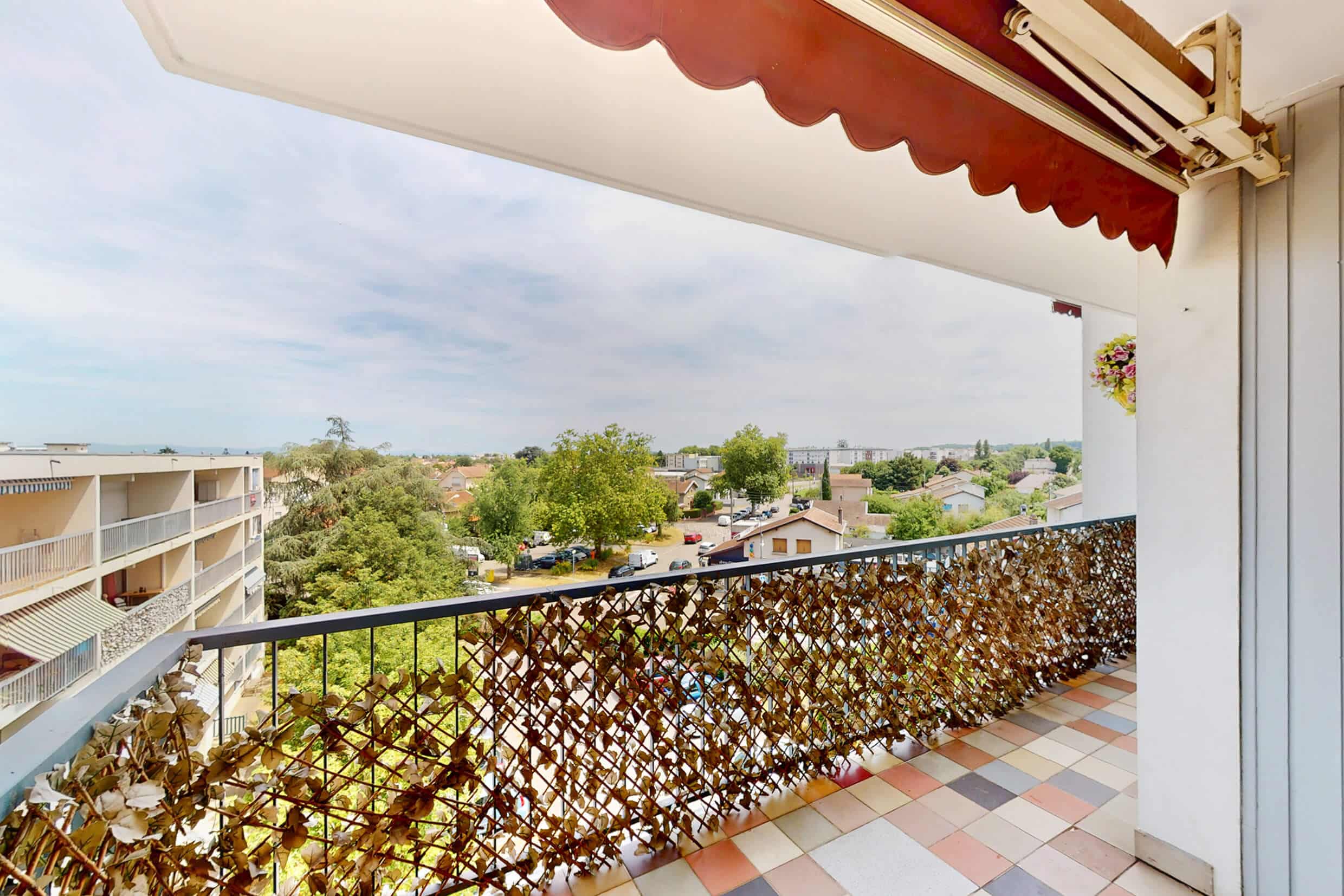 Vue dégagée depuis un grand balcon de 10 m² dans un appartement à Meyzieu