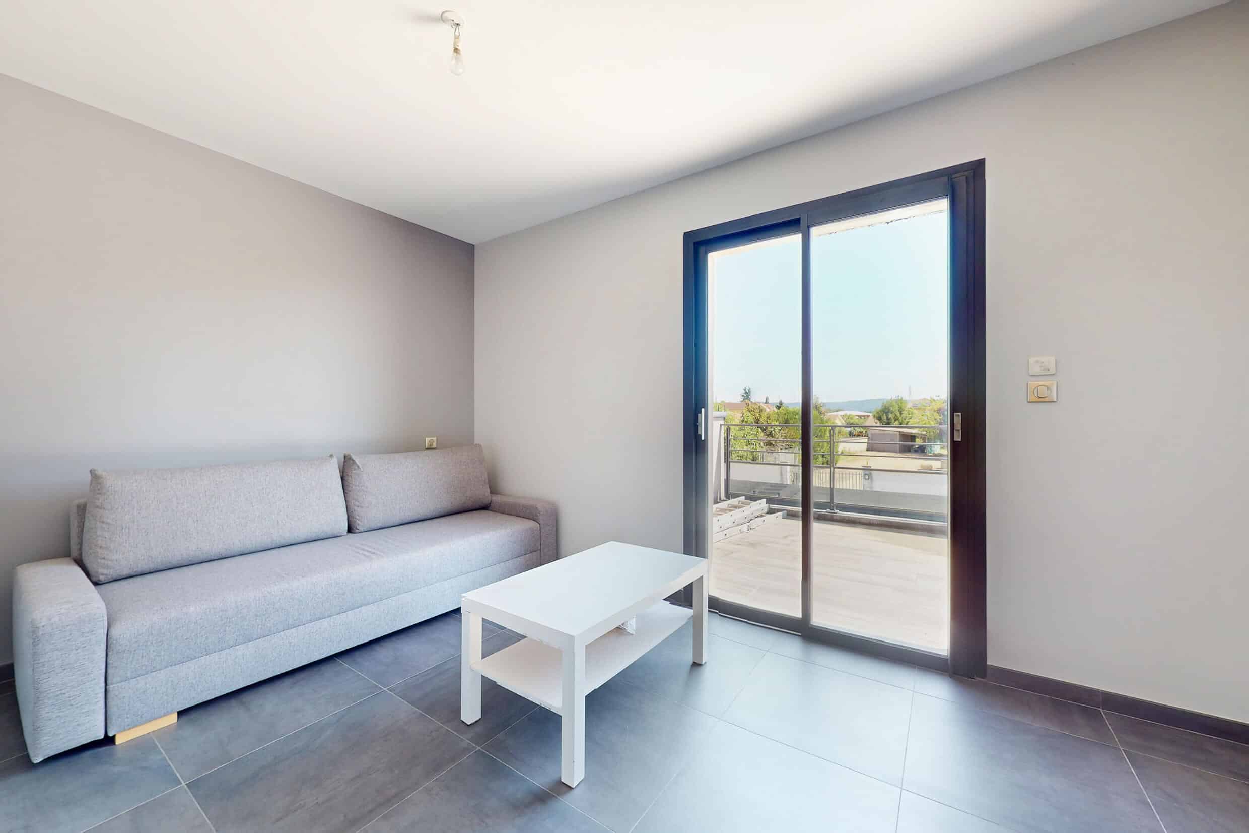 Pièce pouvant servir de chambre ou bureau avec accès direct à une terrasse privée à Saint-Romain-de-Jalionas