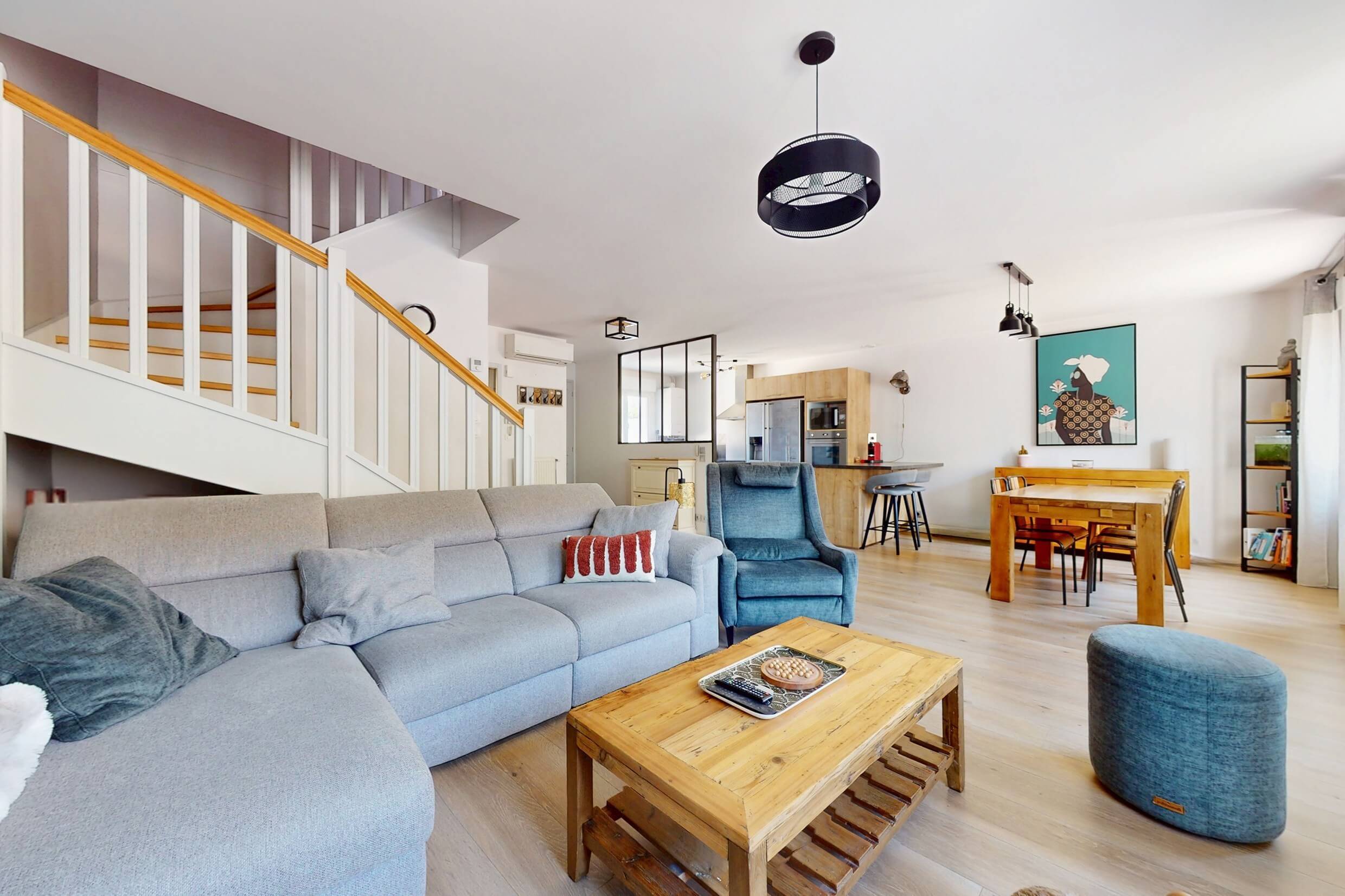 Séjour lumineux et moderne d’une maison de ville rénovée à Genas