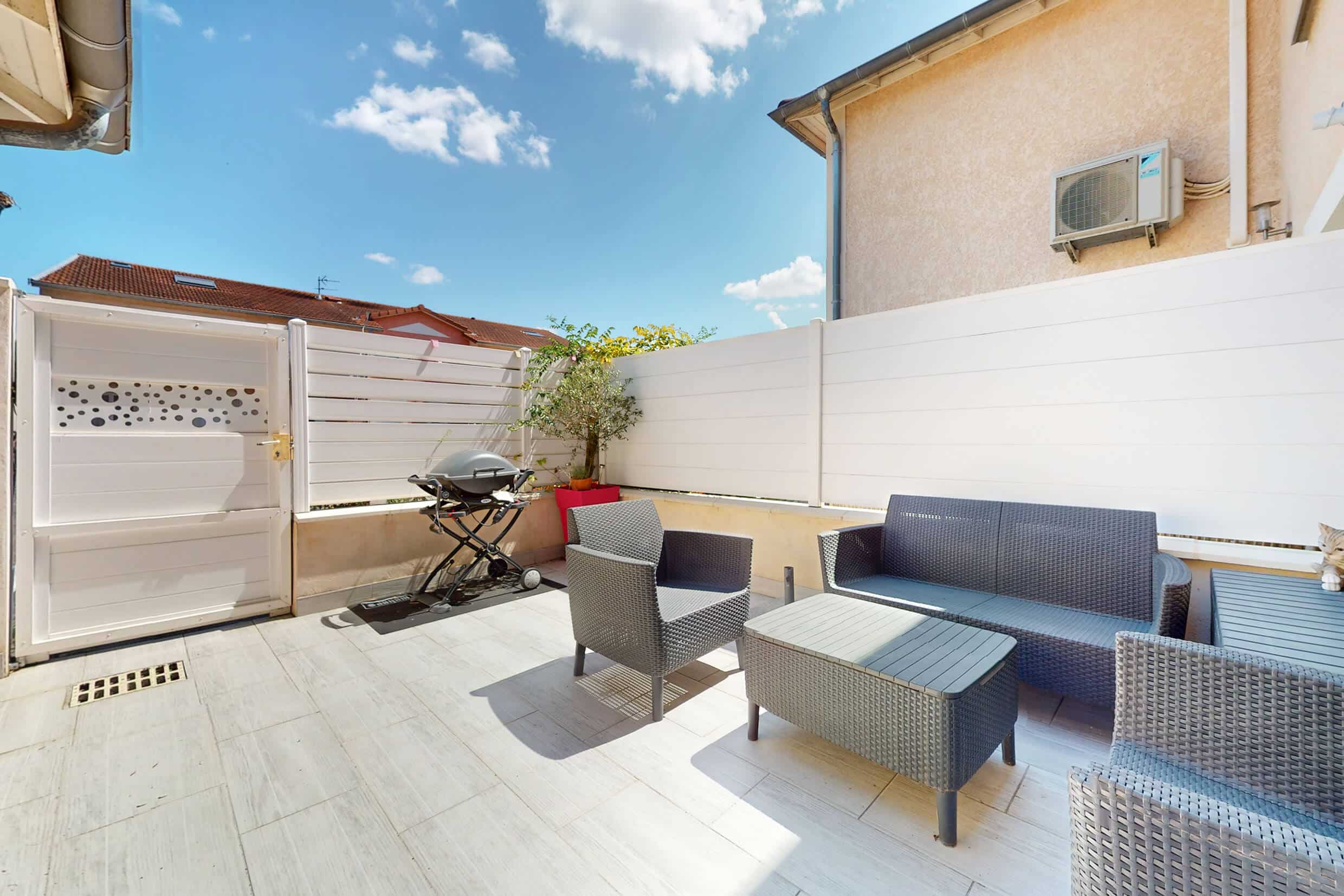 Terrasse au calme et sans vis-à-vis d’une maison de ville à Genas