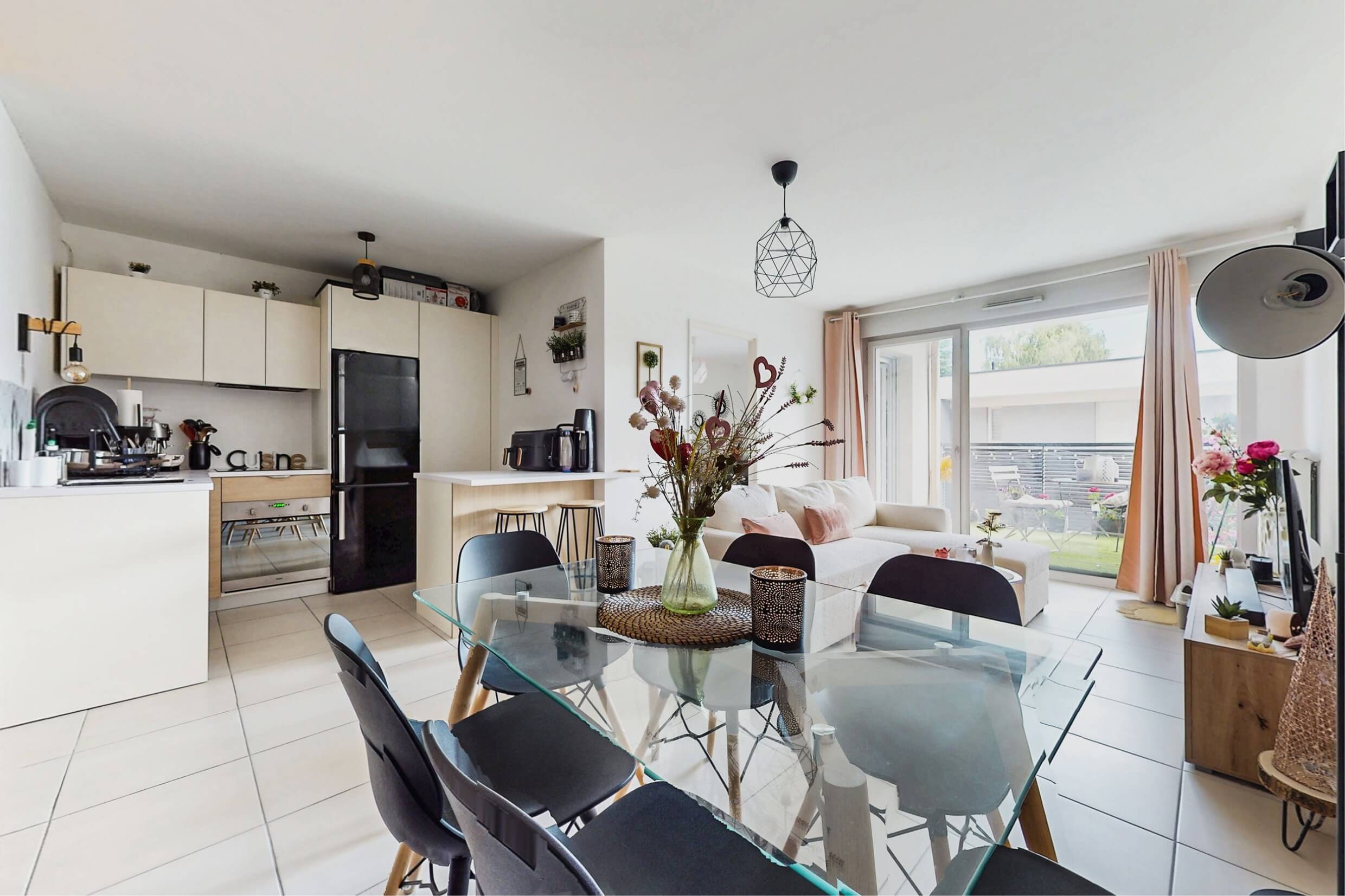 Séjour lumineux avec cuisine ouverte dans un appartement T2 à Chassieu