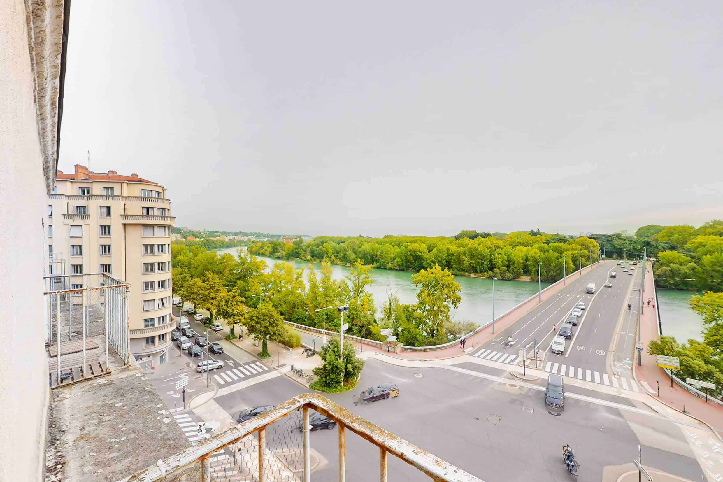 Vue dégagée sur les quais du Rhône depuis le loft à Lyon 4ᵉ avec deux balconnets.