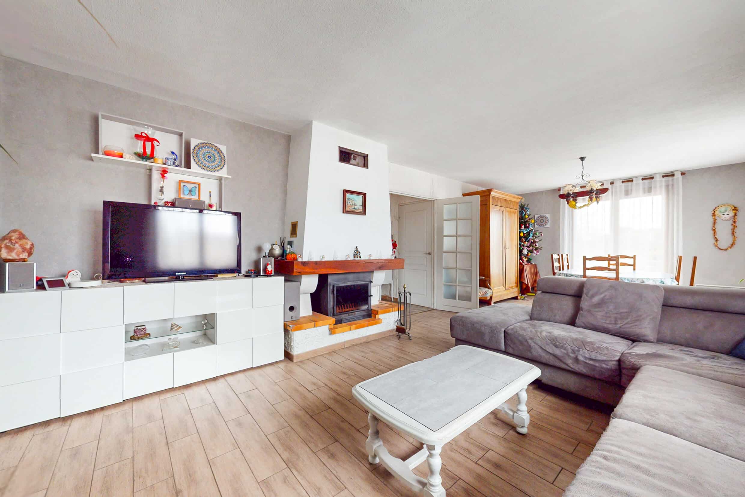 Grand salon avec cheminée et accès à un balcon de 28 m² dans une maison familiale à Corbas