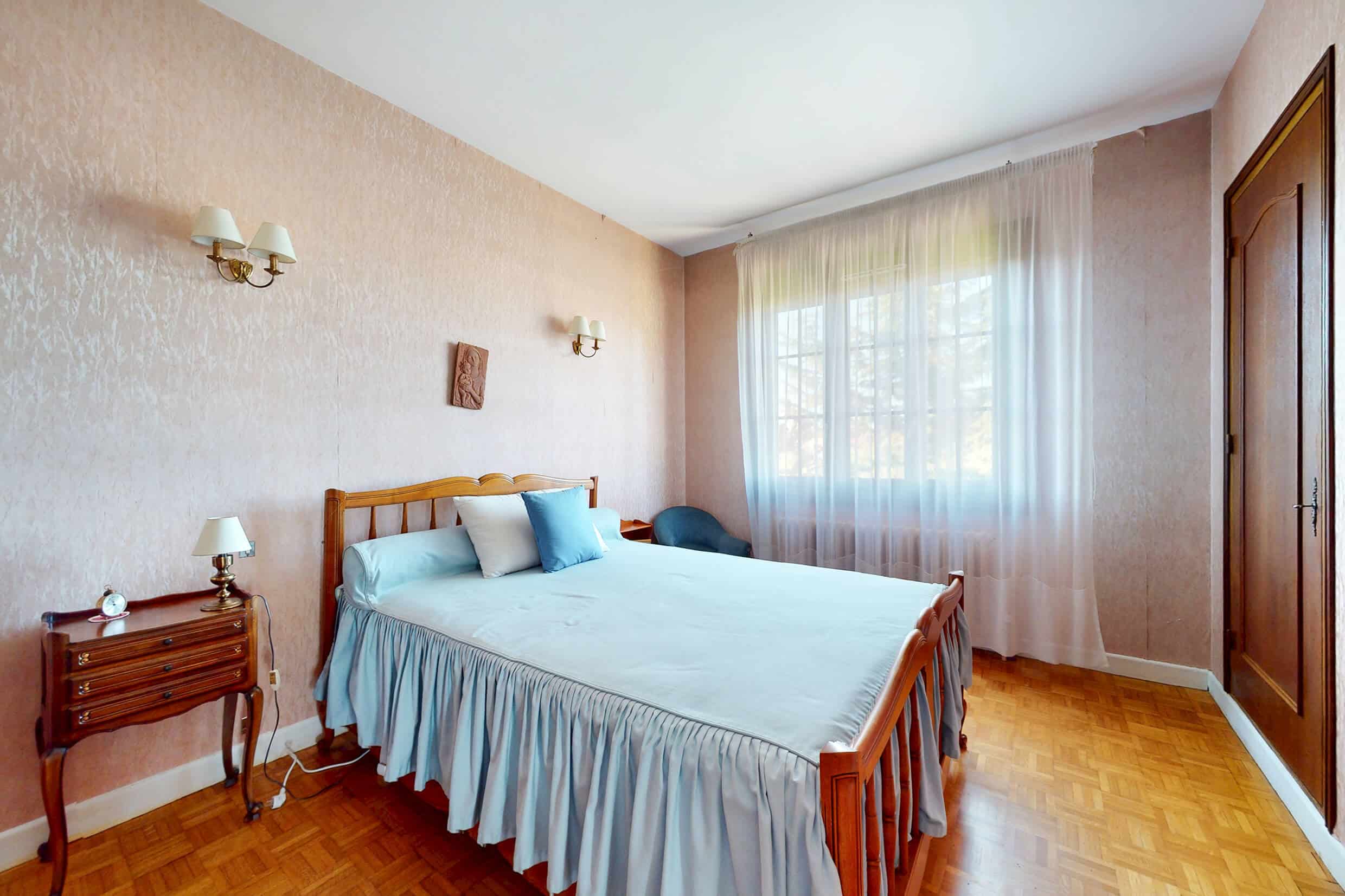 Chambre avec parquet dans une maison familiale à Pusignan