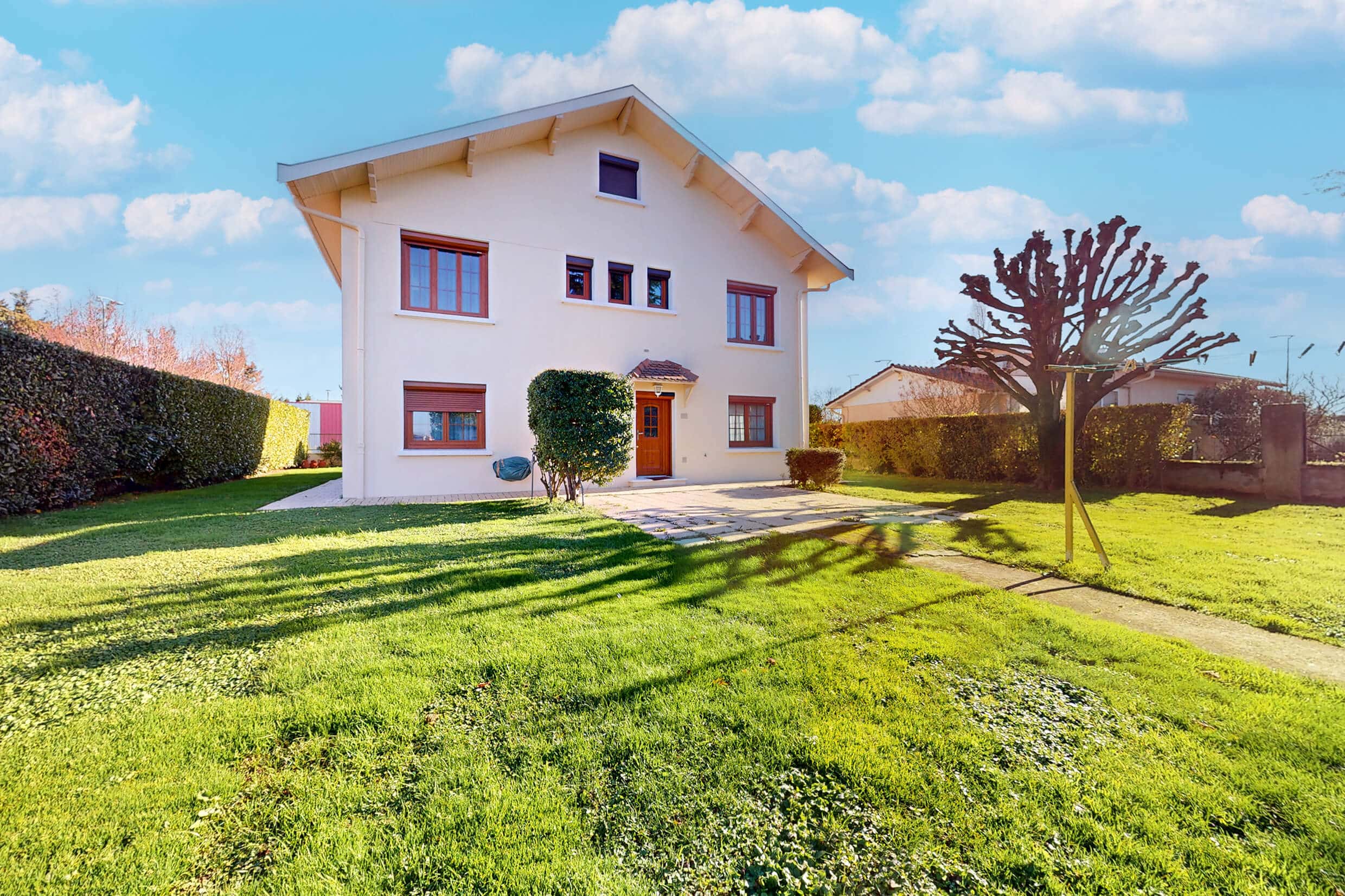 Façade rénovée d’une maison familiale à Pusignan avec terrain de 1000 m²