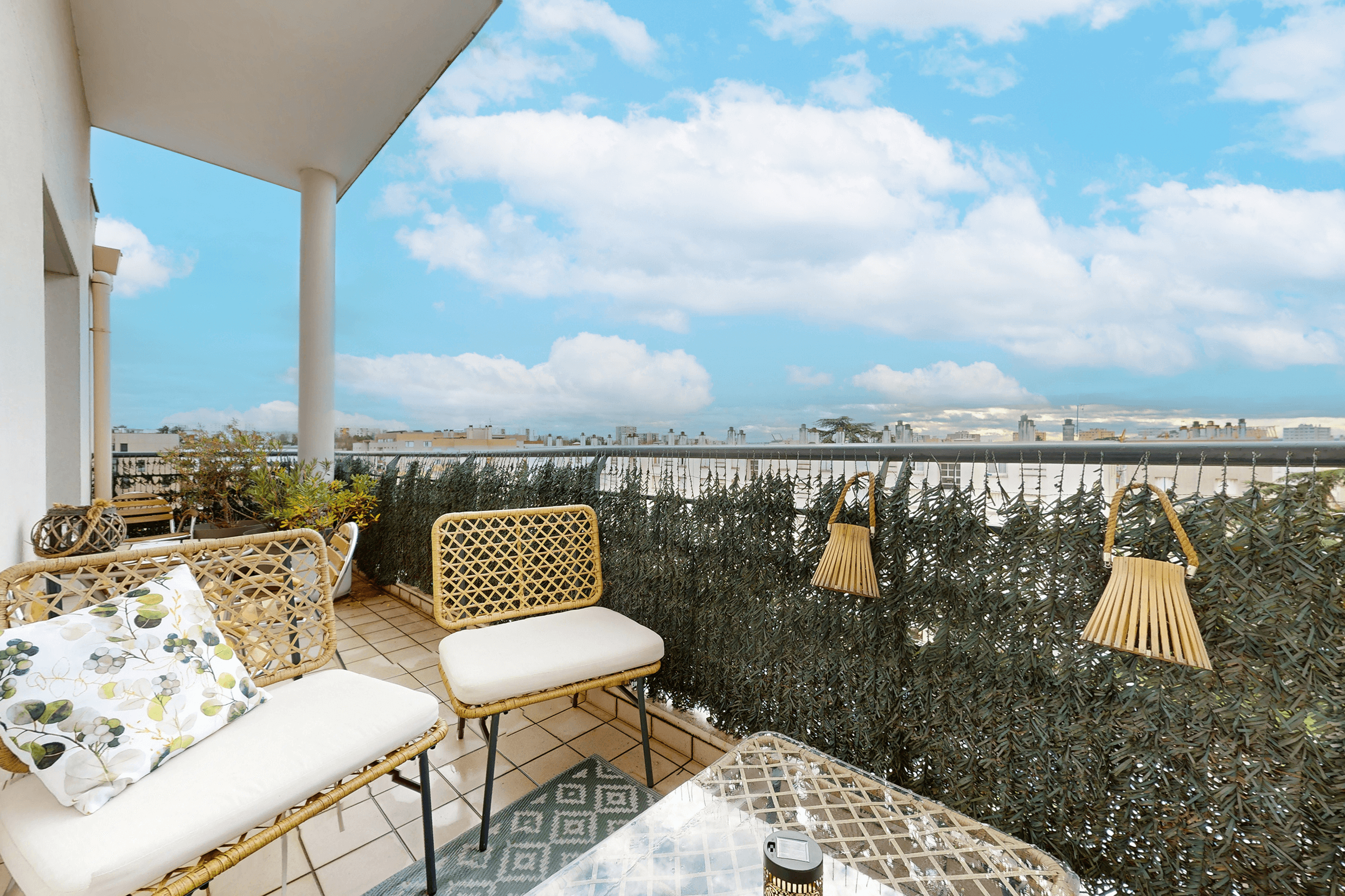 Balcon sans vis-à-vis avec vue dégagée dans un appartement situé au dernier étage à Saint-Priest