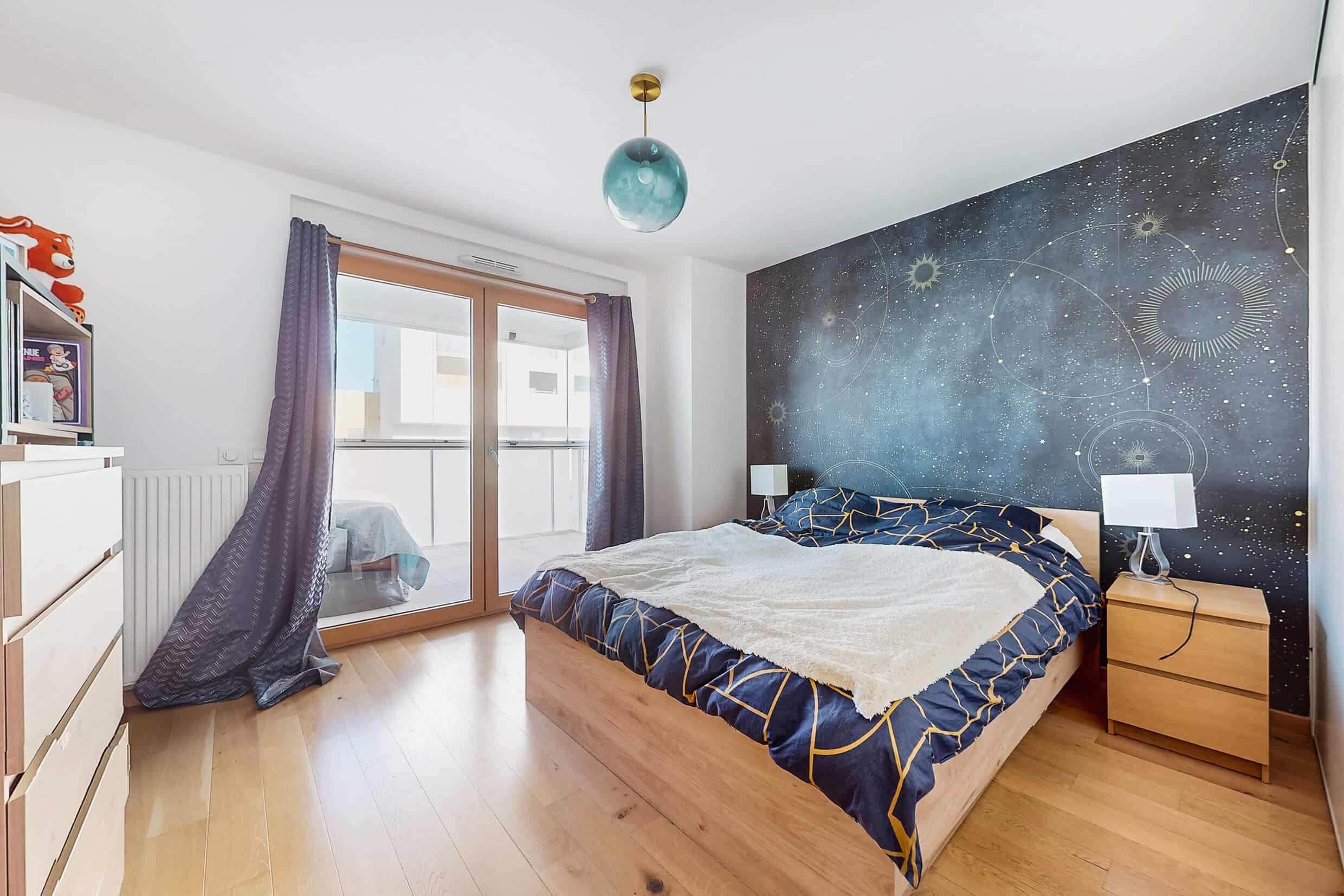 Grande chambre avec accès loggia dans un appartement T3 de 68 m² à Vénissieux