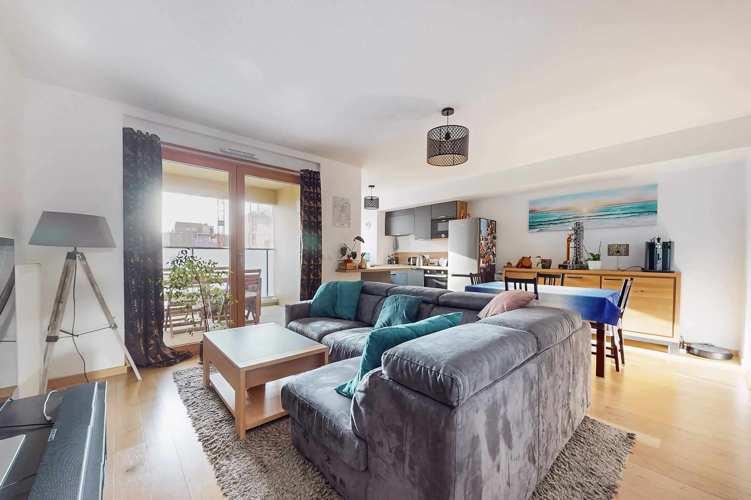 Salon lumineux d’un appartement T3 de 68 m² dans une résidence récente de 2021 à Vénissieux avec accès balcon